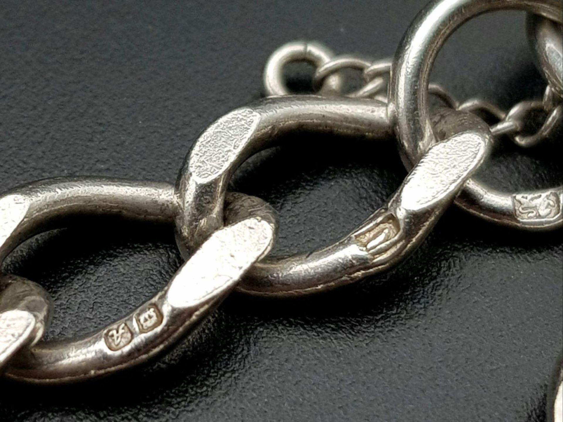 A vintage sterling silver curb bracelet with heart locket. Full London hallmarks, 1975. Total weight - Image 10 of 10