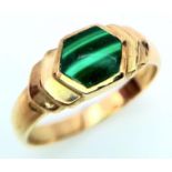 A 9K YELLOW GOLD MALACHITE SET RING. 3.5G. SIZE S.