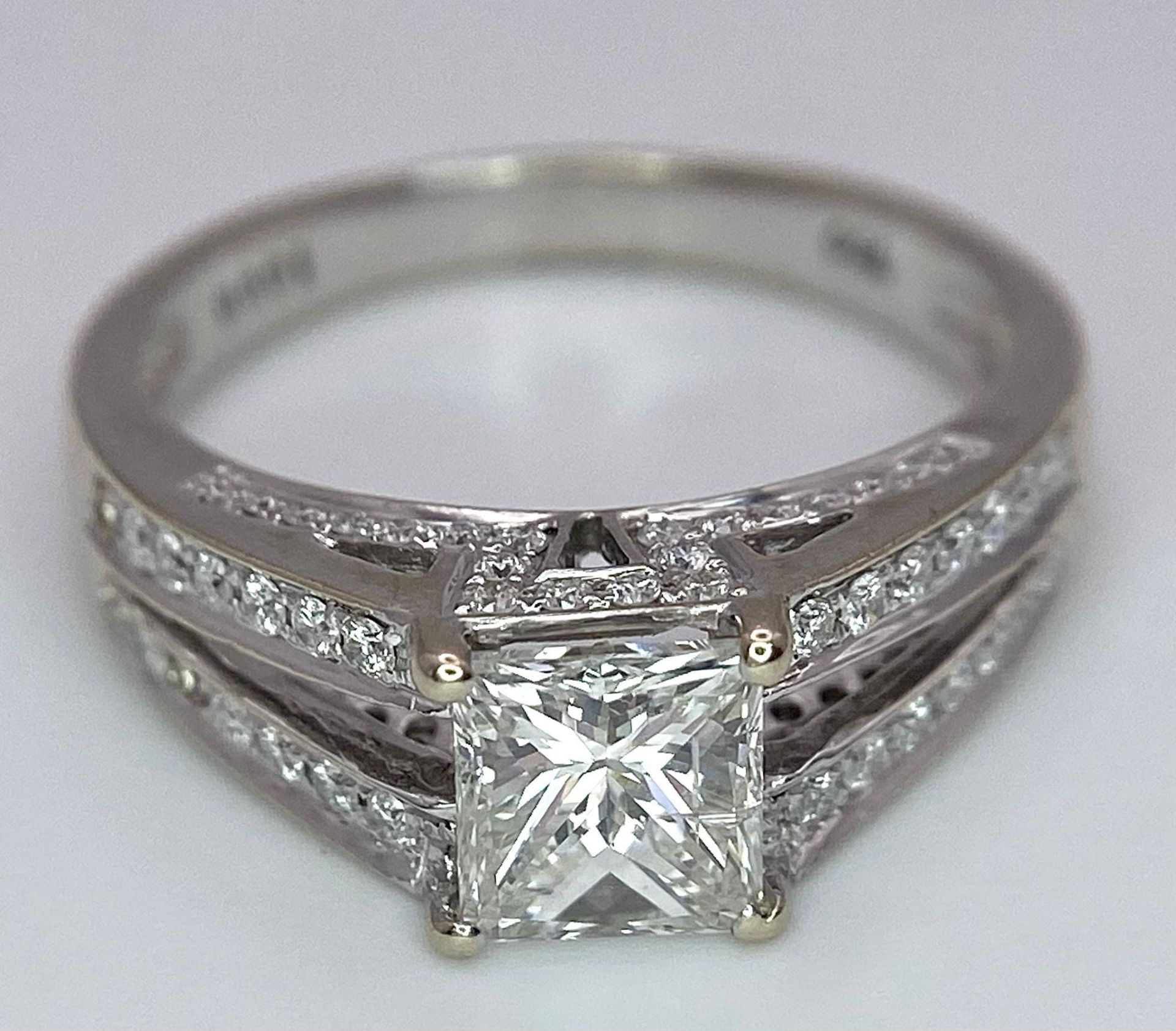 An 18K White Gold Diamond Ring. Central VS2 1ct Princess Cut Near White Diamond with Round Cut - Image 7 of 10