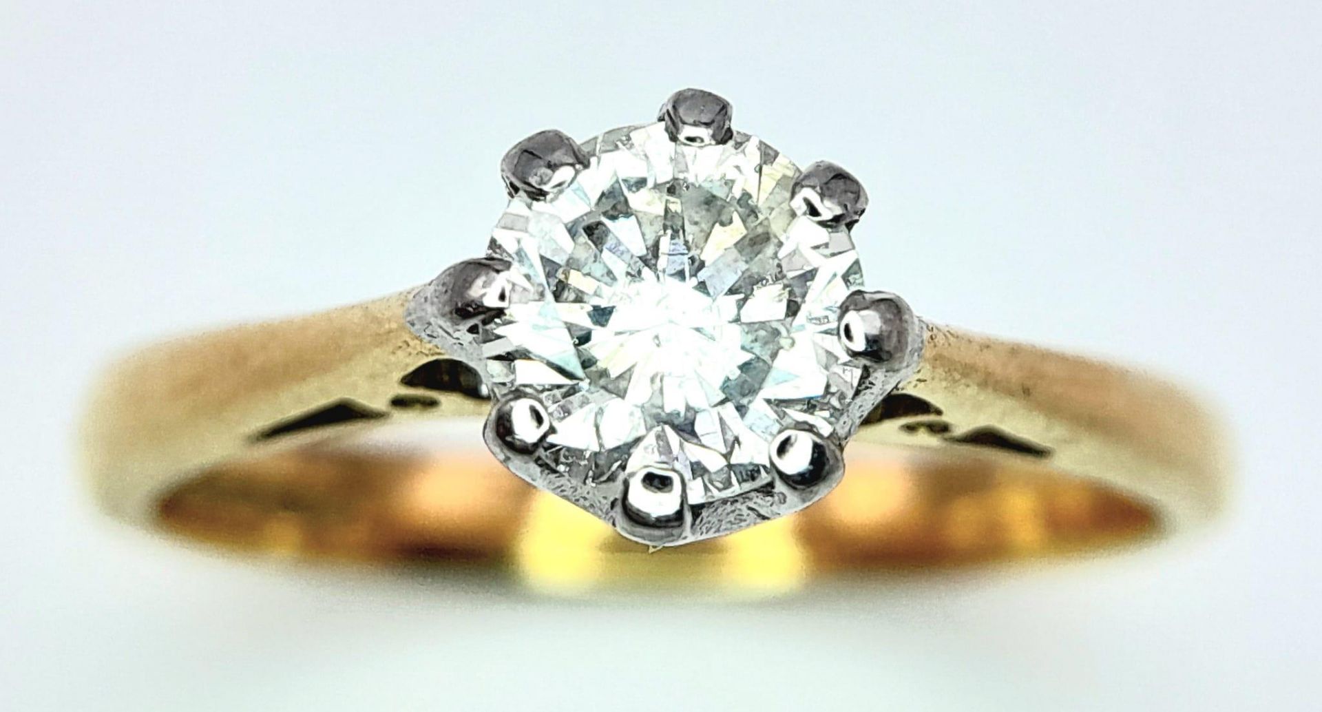 AN 18K YELLOW GOLD DIAMOND SOLITAIRE RING - 0.65CT. 8 CLAW SETTING. 3.4G. SIZE L.