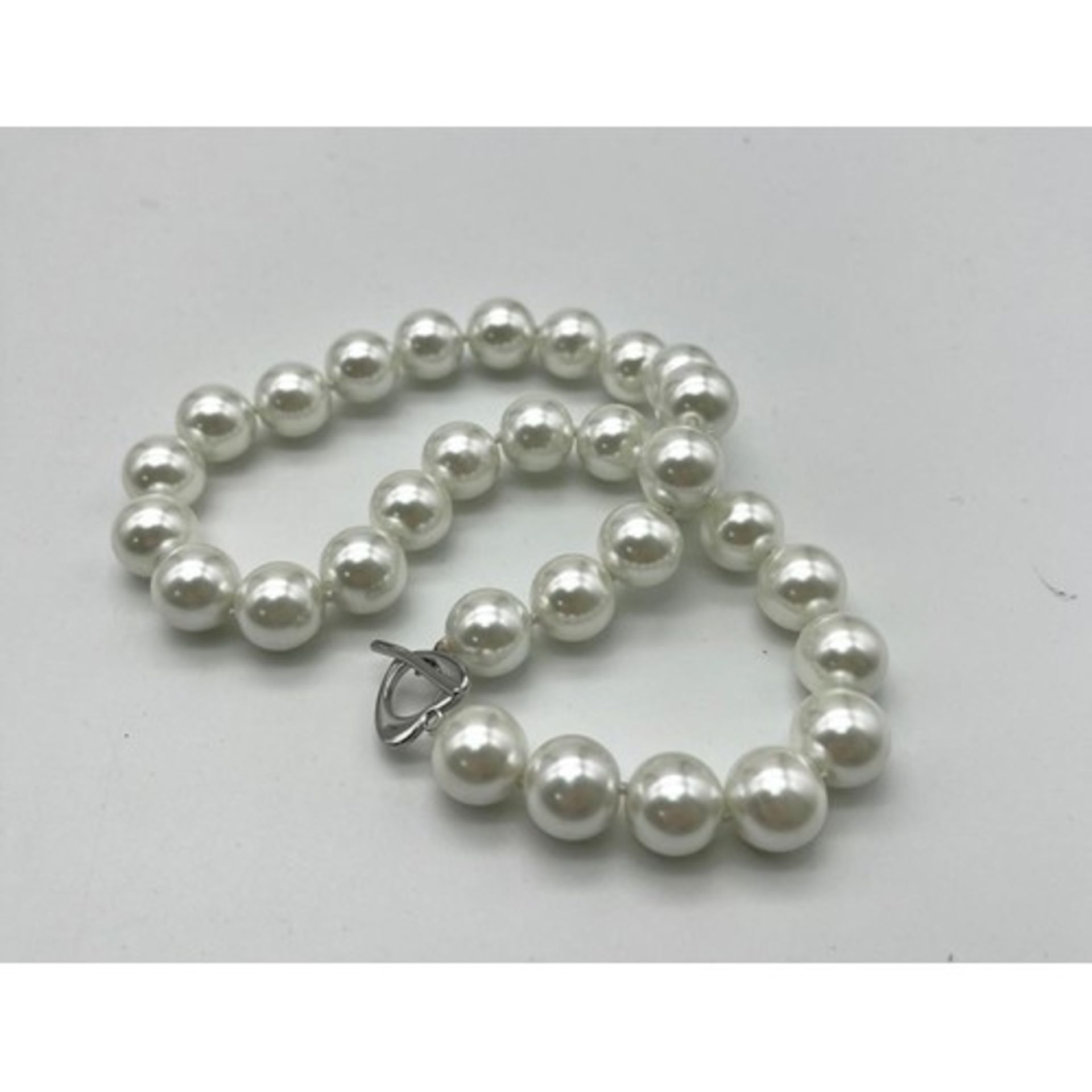 A White South Sea Pearl Shell Bead Necklace. 14mm beads. 44cm necklace length. Heart clasp. - Bild 3 aus 3