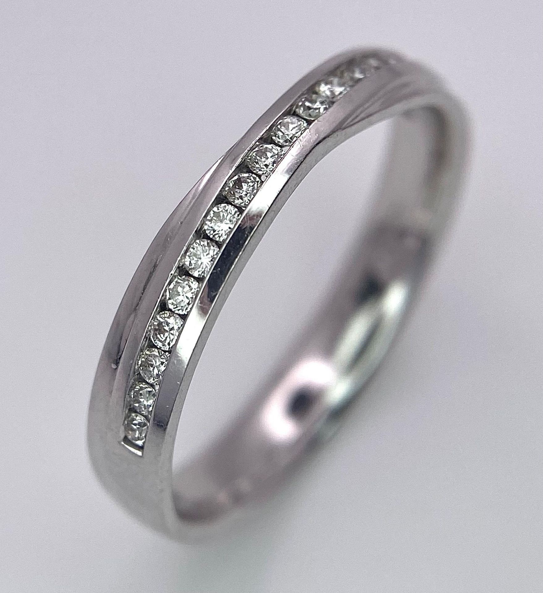 A 18K WHITE GOLD DIAMOND TWIST BAND RING, APPROX 0.20CT DIAMONDS, WEIGHT 2.7G SIZE M 1/2