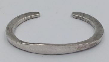 A vintage 925 silver cuff bangle. Total weight 21.6G. Widest inner length 6cm