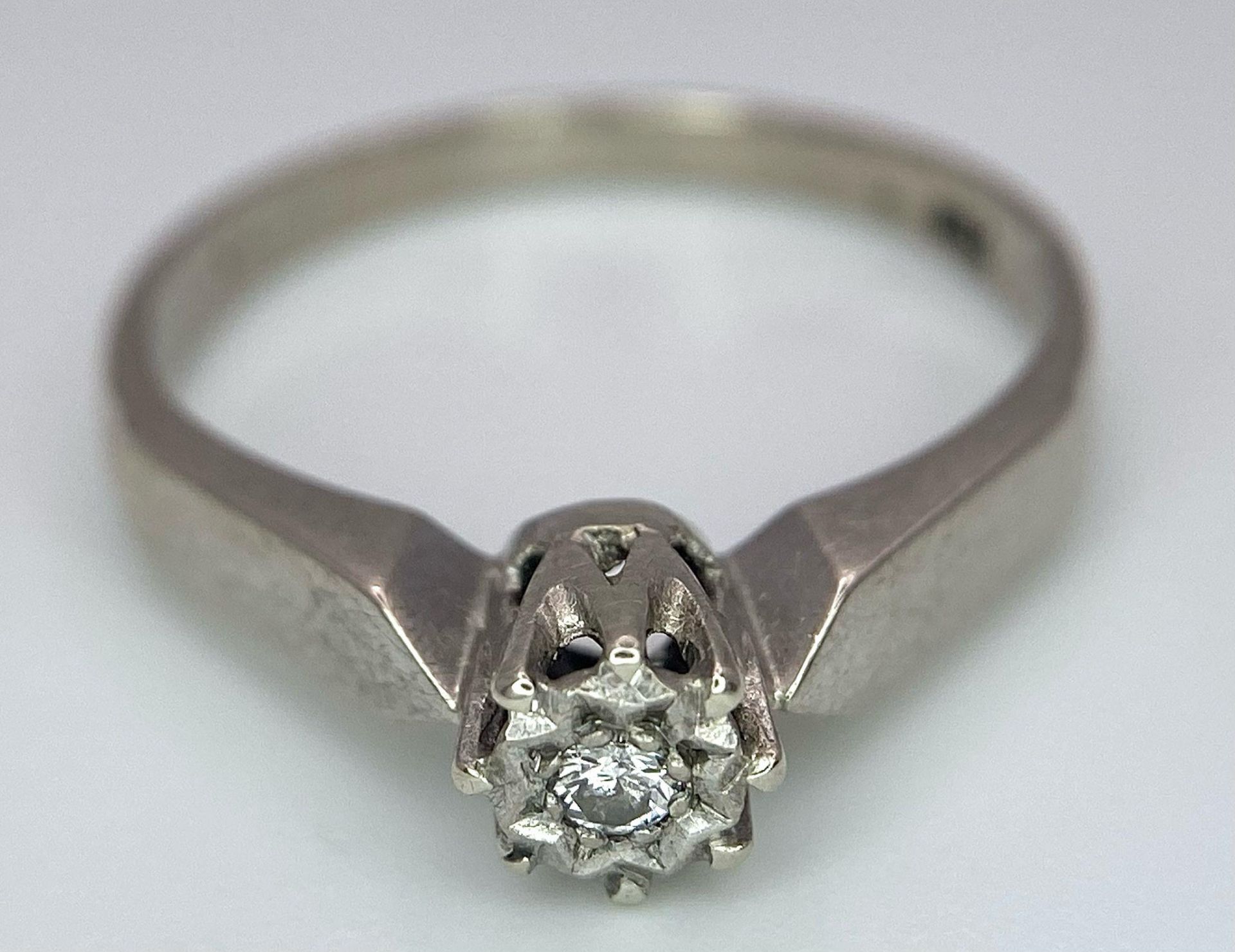 An 18K White Gold Diamond Solitaire Ring. Size M. 2.61g - Bild 5 aus 6