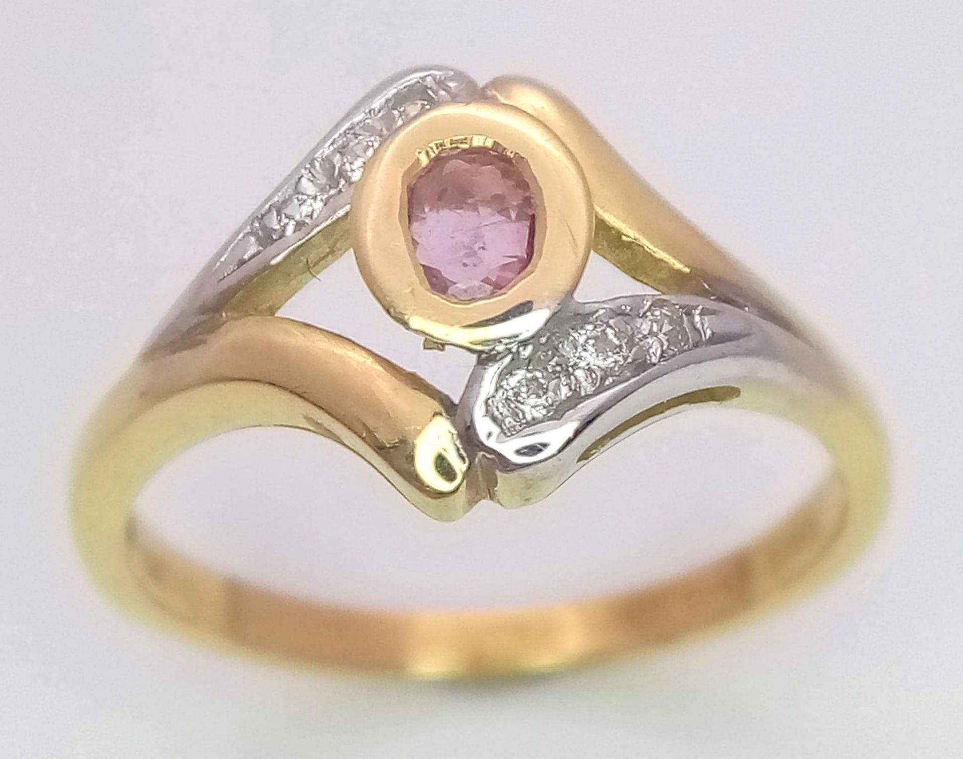 AN ATTRACTIVE 18K YELLOW AND WHITE GOLD DIAMOND & PINK SAPPHIRE RING, WEIGHT 3G SIZE M