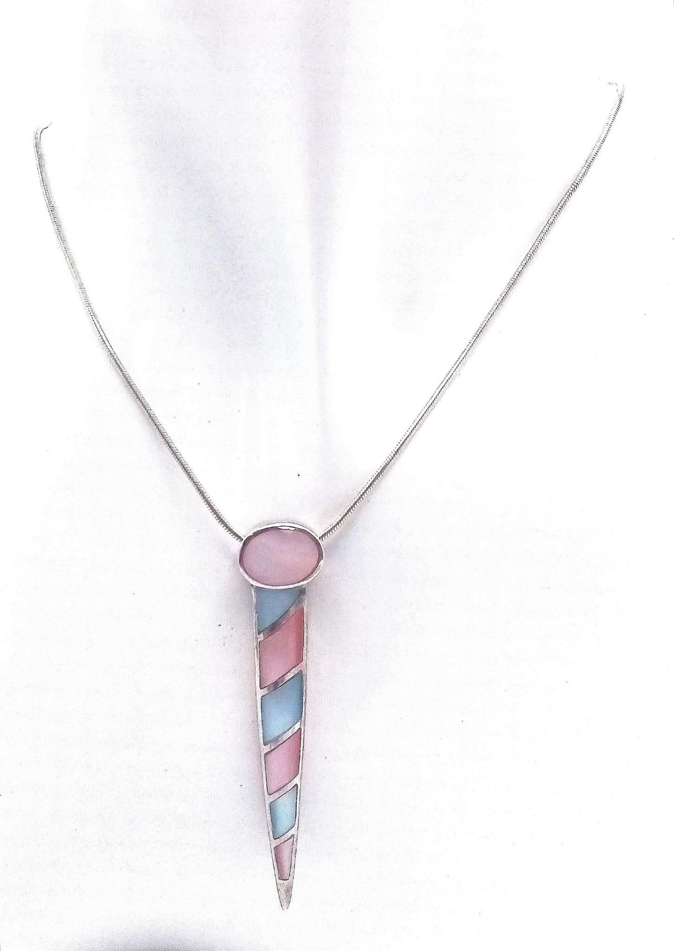 A fancy 925 silver Mother of Pearl inlay pendant on silver chain. Total weight 11G. Total length