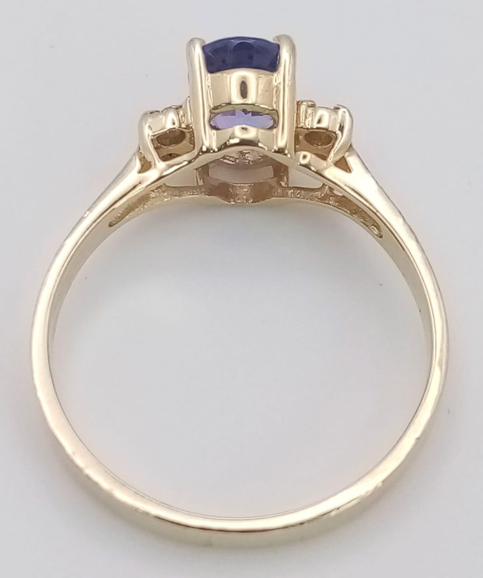 A 14K YELLOW GOLD DIAMOND & BLUE STONE RING -(PROBABLY) TANZANITE. 1.9G. SIZE L. - Image 3 of 4