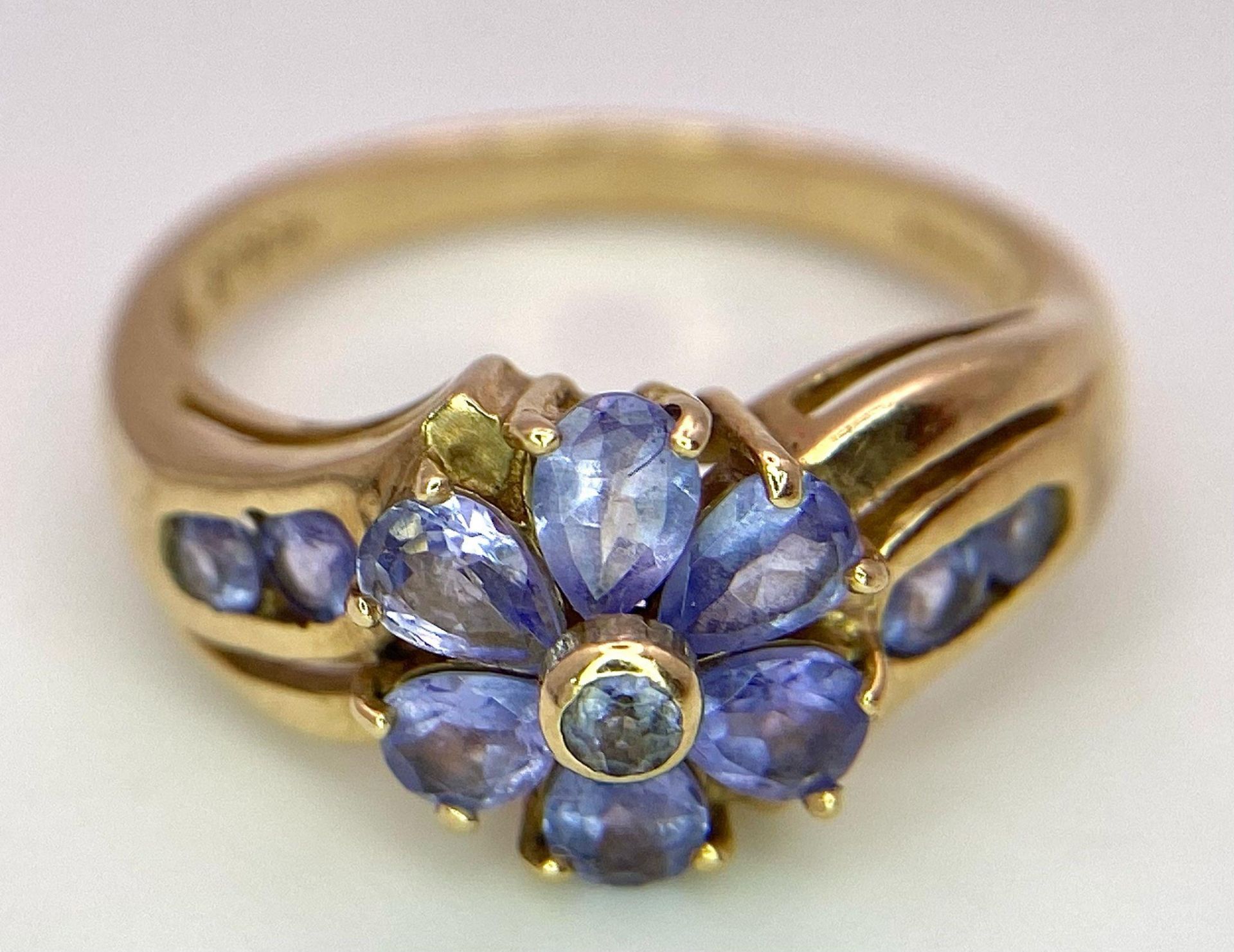 A 9K GOLD RING WITH FLORAL SHAPED AMETHYST STONES . 3.2gms size N - Bild 3 aus 5