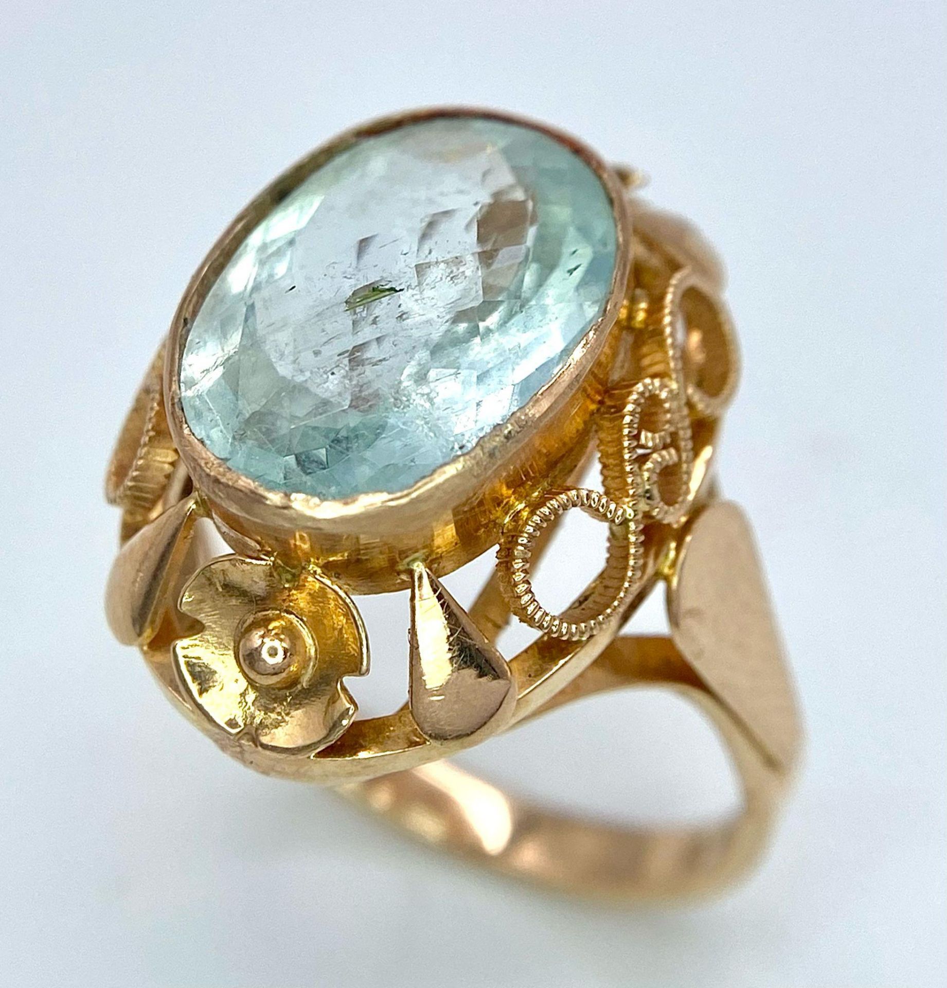 An 18K Rose Gold Aquamarine Ring. 6ct central aquamarine gemstone on a raised scroll foundation. - Image 4 of 7