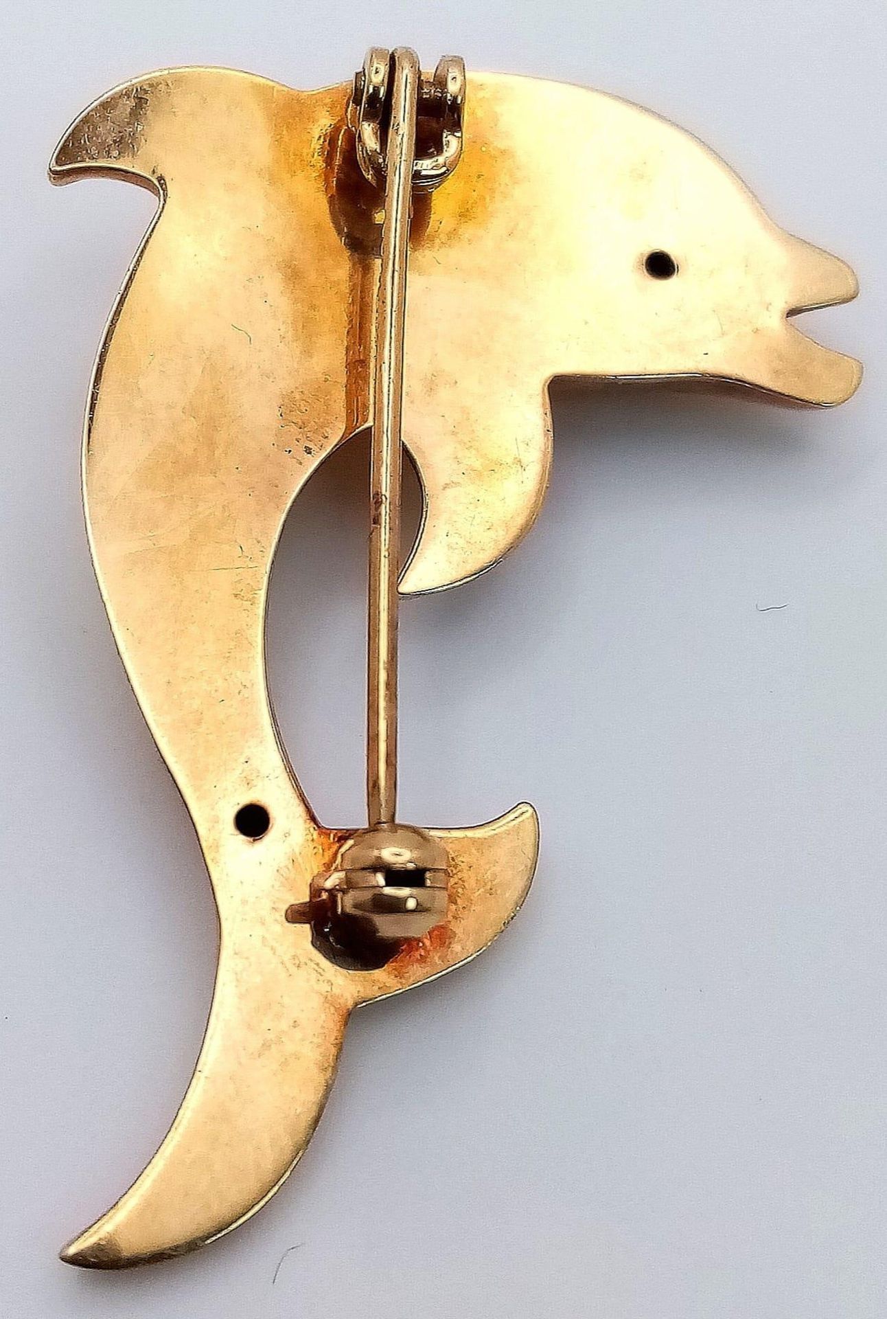 A VINTAGE 9K YELLOW GOLD DOLPHIN BROOCH, WEIGHT 2.3G - Image 2 of 4
