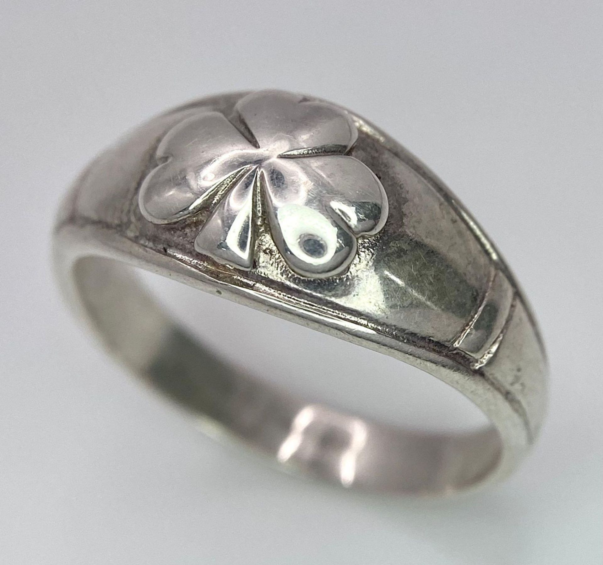 A STERLING SILVER 3 LEAF CLOVER IRISH LUCK RING, WEIGHT 4.7G SIZE U - Bild 3 aus 10