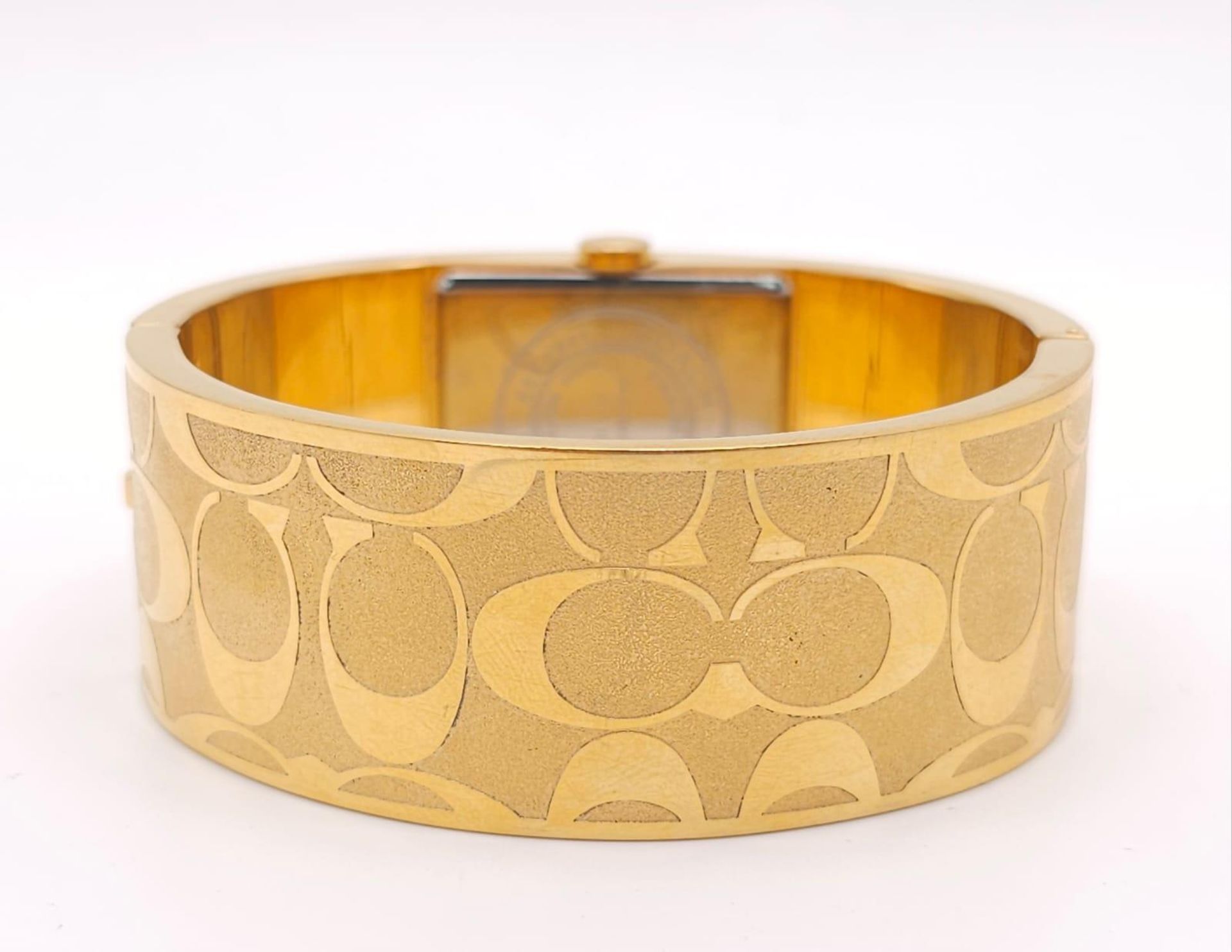 A CLIP BANGLE FASHION WATCH BY COACH , WITH QUARTZ MOVEMENT AND SQUARE GOLD TONE DIAL . COMES WITH - Bild 8 aus 24