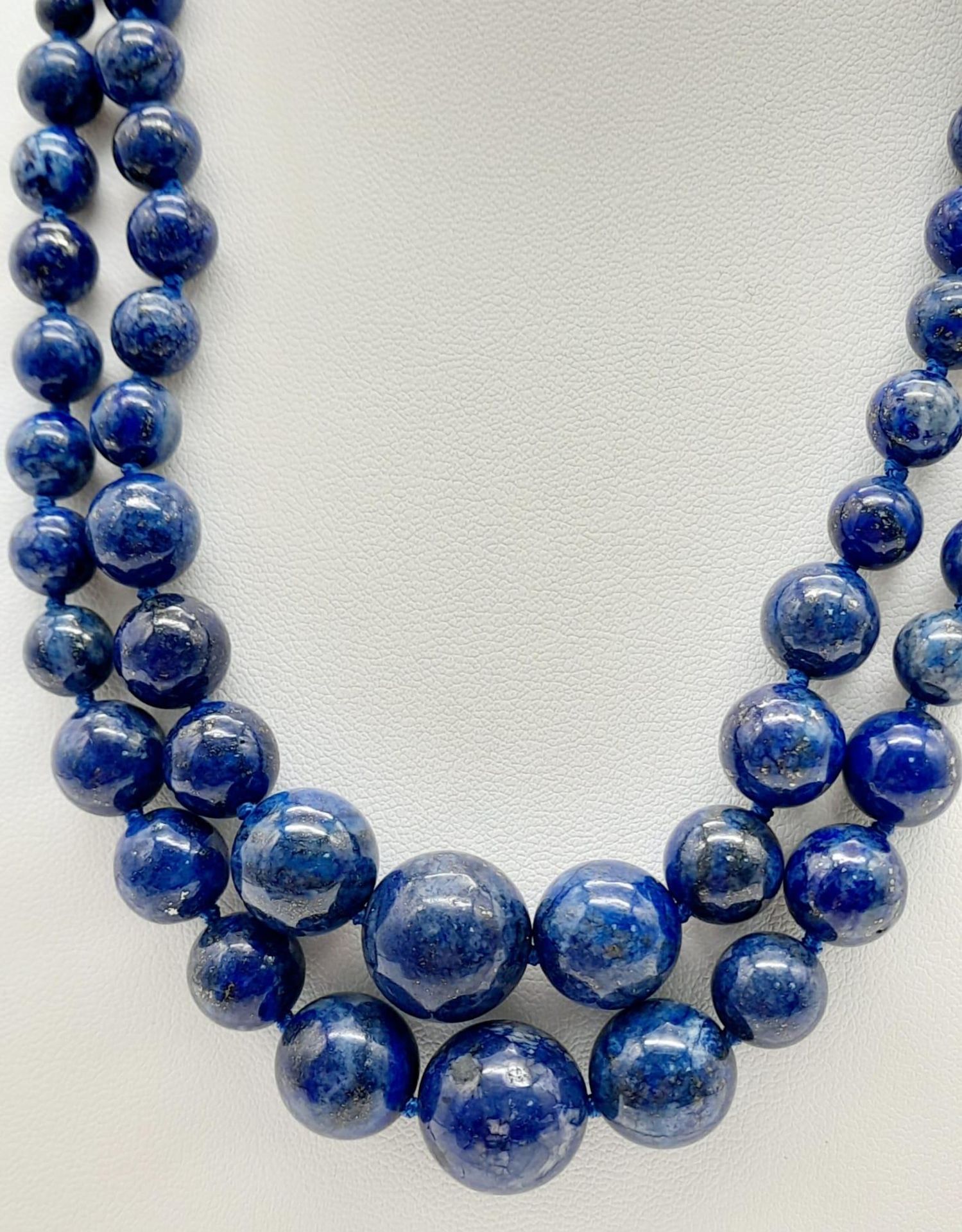 A Classic Lapis Lazuli Double Row Graduated Bead Necklace. 40-44cm length. Largest lapis bead - - Image 9 of 9