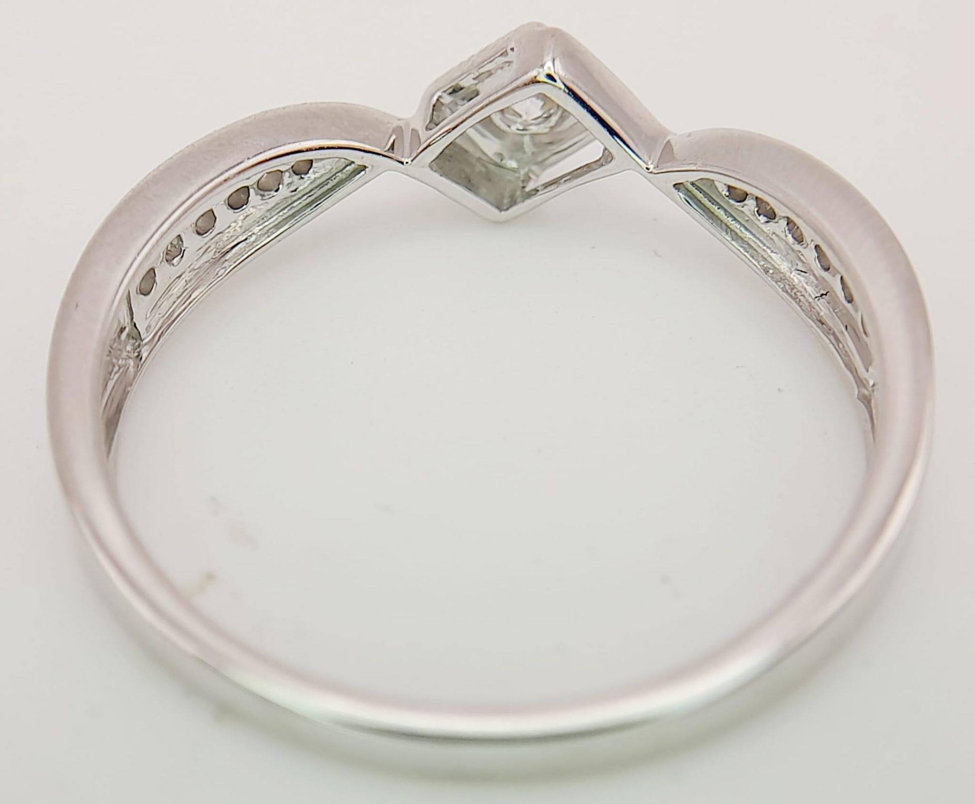 A 9K White Gold Diamond Ring. 0.20ctw, Size R, 2.3g total weight. Ref: 8445 - Bild 11 aus 11