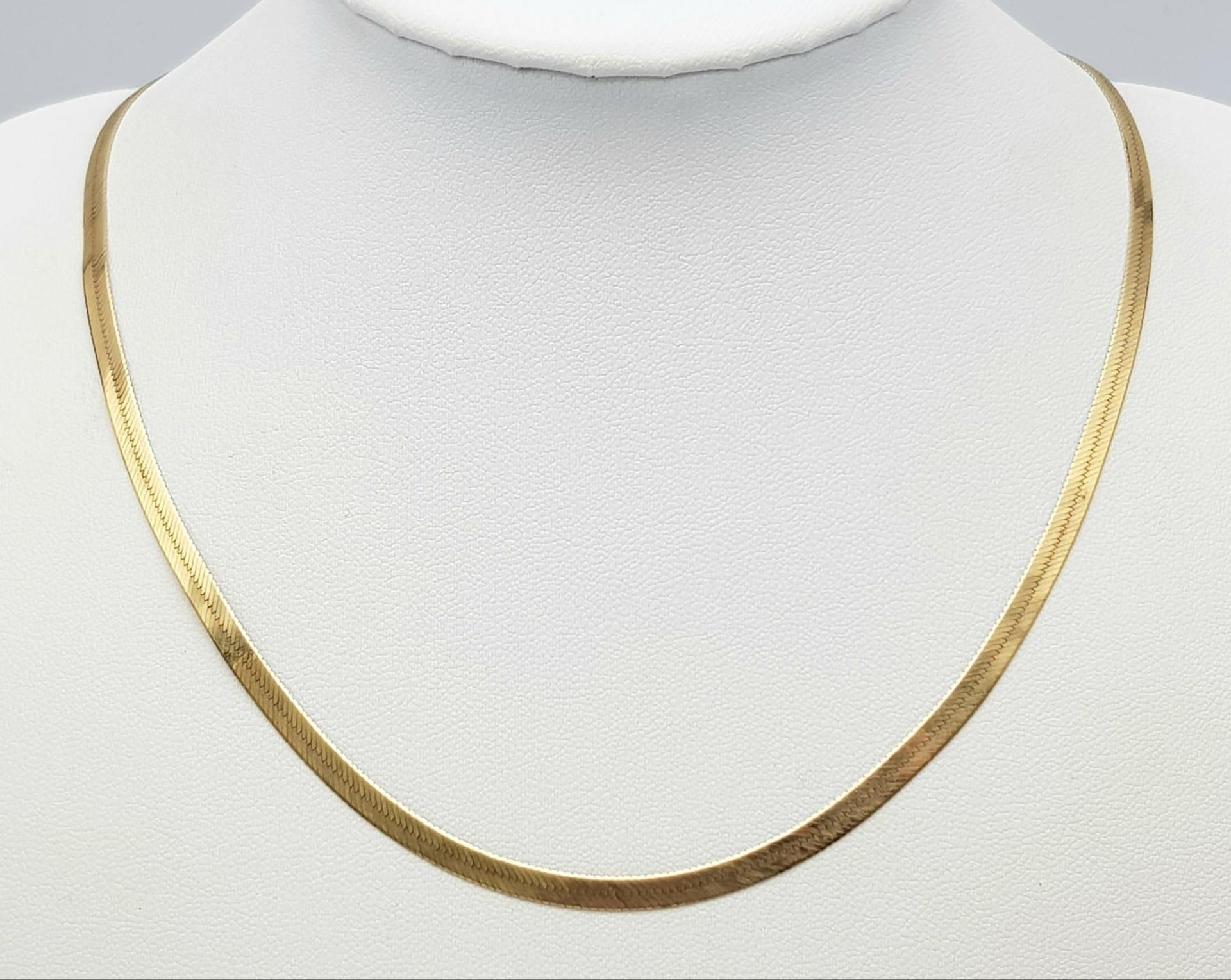 An Italian 9K Yellow Gold Herringbone Necklace. 40cm. 4.6g weight.