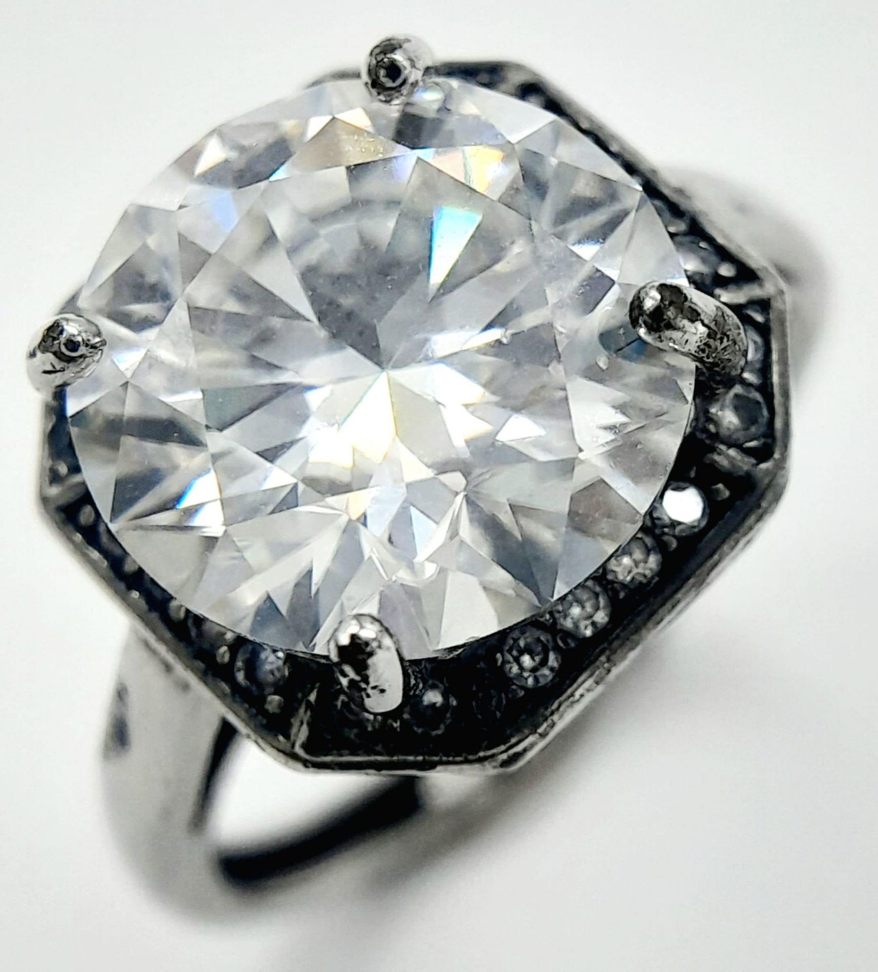 A 5ct Brilliant Round Cut White Moissanite Ring - Set in 925 silver. Size M. Comes with a GRA - Image 4 of 8