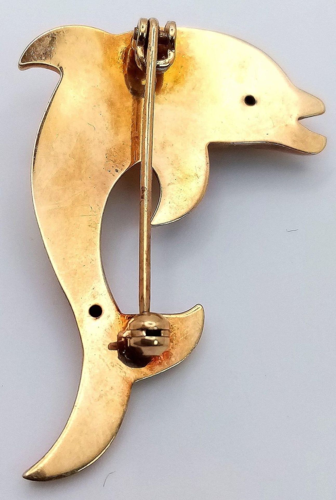 A VINTAGE 9K YELLOW GOLD DOLPHIN BROOCH, WEIGHT 2.3G - Image 4 of 4