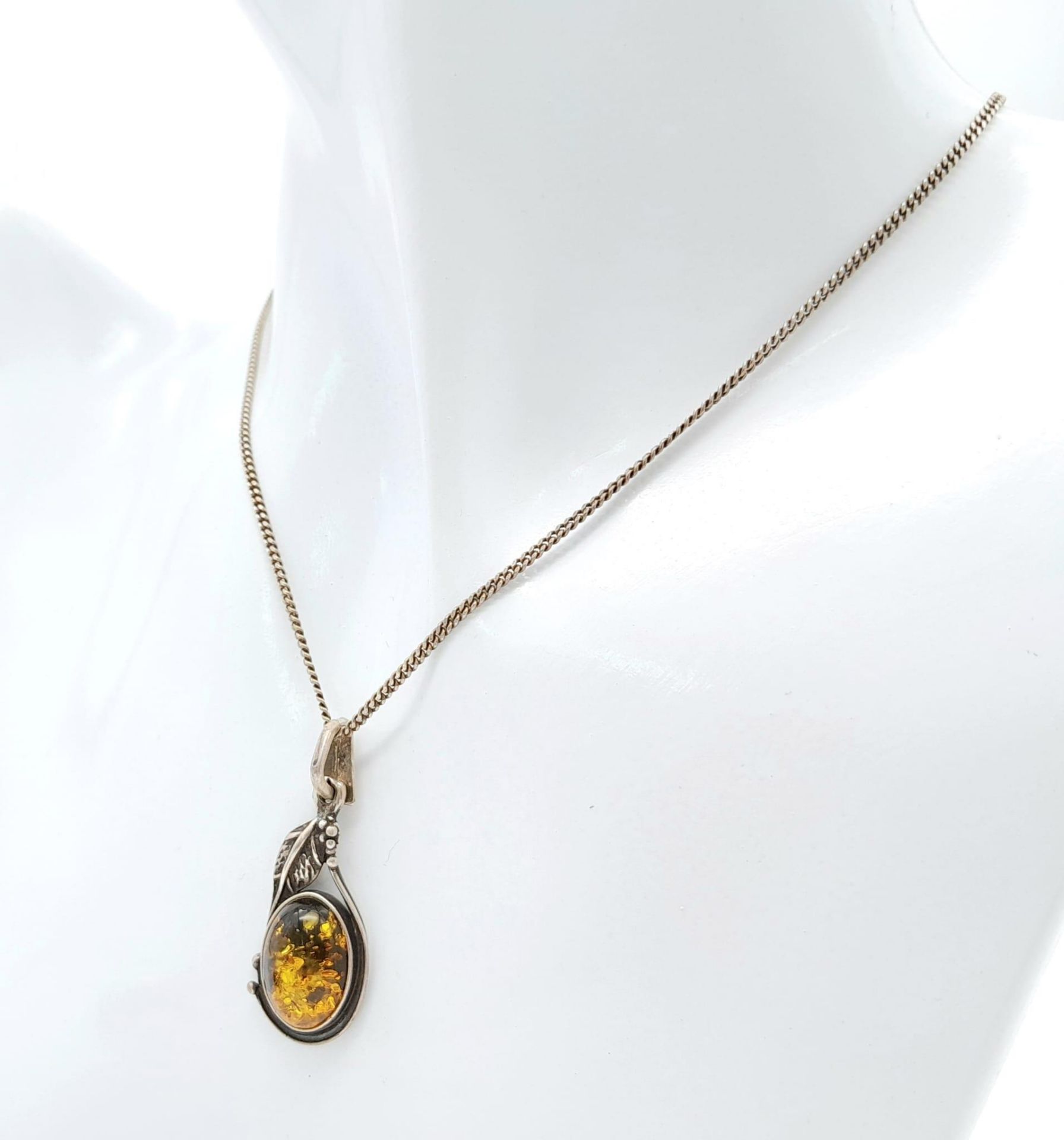 A matching set of 925 silver Amber jewellery include a pair of earrings and a pendant on silver - Bild 6 aus 13