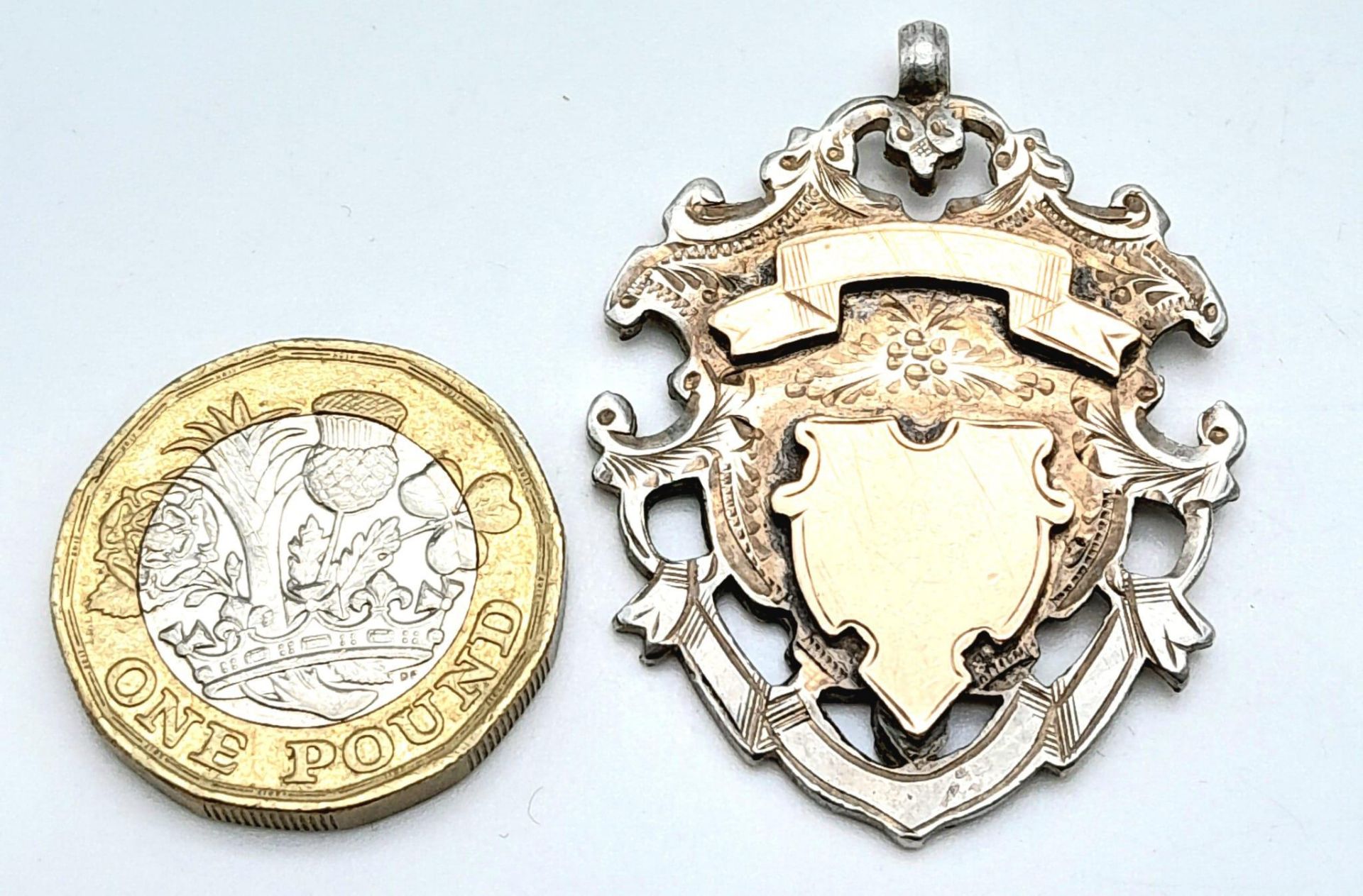 A fine quality silver and 9k gold watch fob medallion, engraved on the reverse: ‘RVRFL 1910-11’. - Bild 4 aus 6