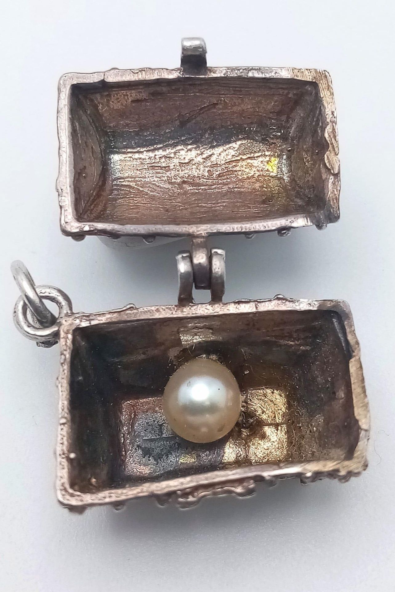 2X vintage sterling silver pendants include a shell and a treasure chest with pearl inside. Total - Image 3 of 9