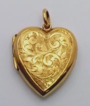 A p K yellow gold heart shaped locket with engraved front. Height (with bail): 32 mm, weight: 8 g.