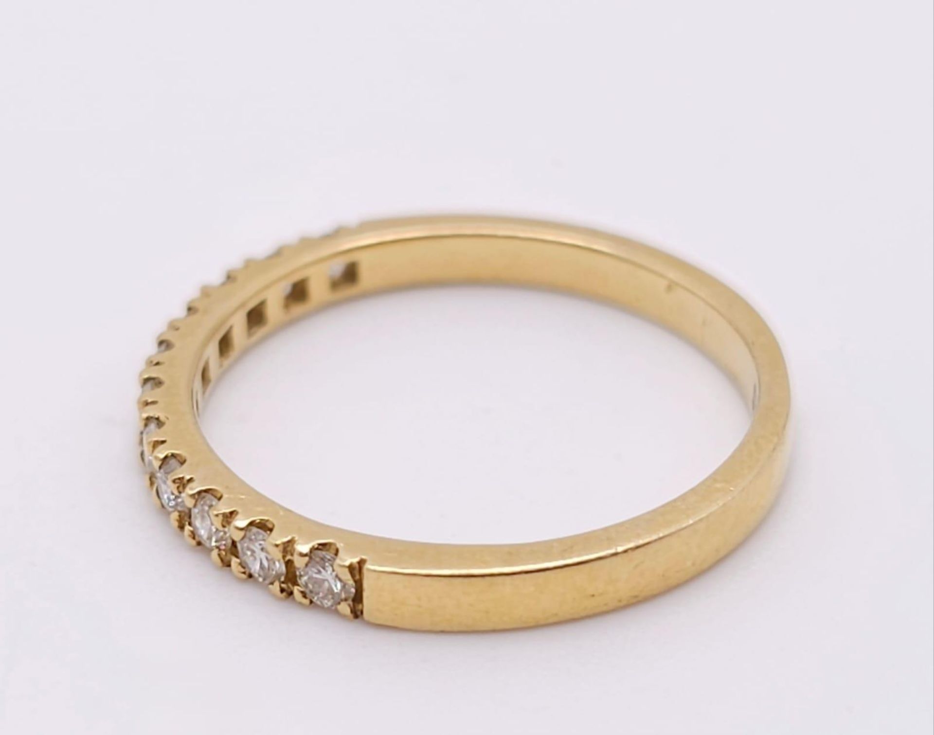 An 18 K yellow gold ring with a band of round cut diamonds, size: N, weight: 2.4 g. - Bild 4 aus 10