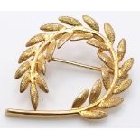 A 9K Yellow Gold Wreath Brooch. 2.5cm x 3cm. 3.46g weight.