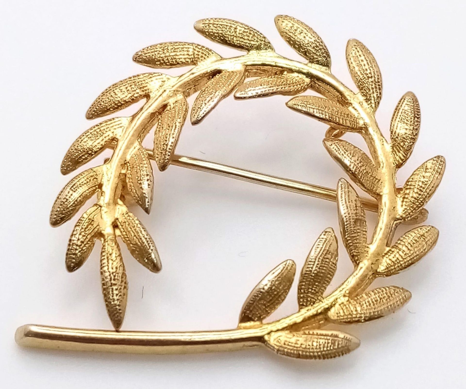 A 9K Yellow Gold Wreath Brooch. 2.5cm x 3cm. 3.46g weight.