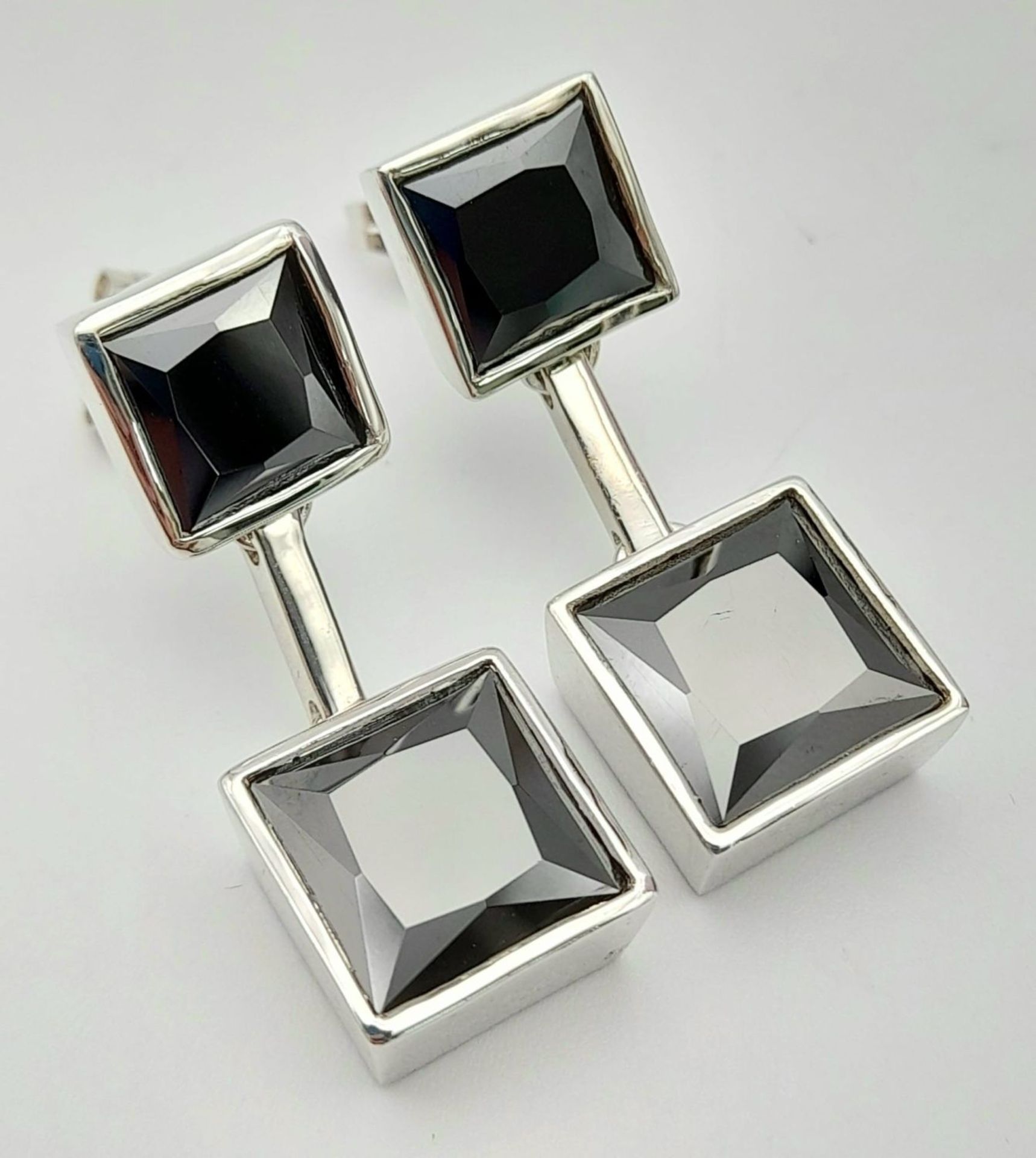 A MODERNIST DESIGNED PAIR OF STERLING SILVER STONE SET DROP EARRINGS, WEIGHT 14.4G - Bild 5 aus 12