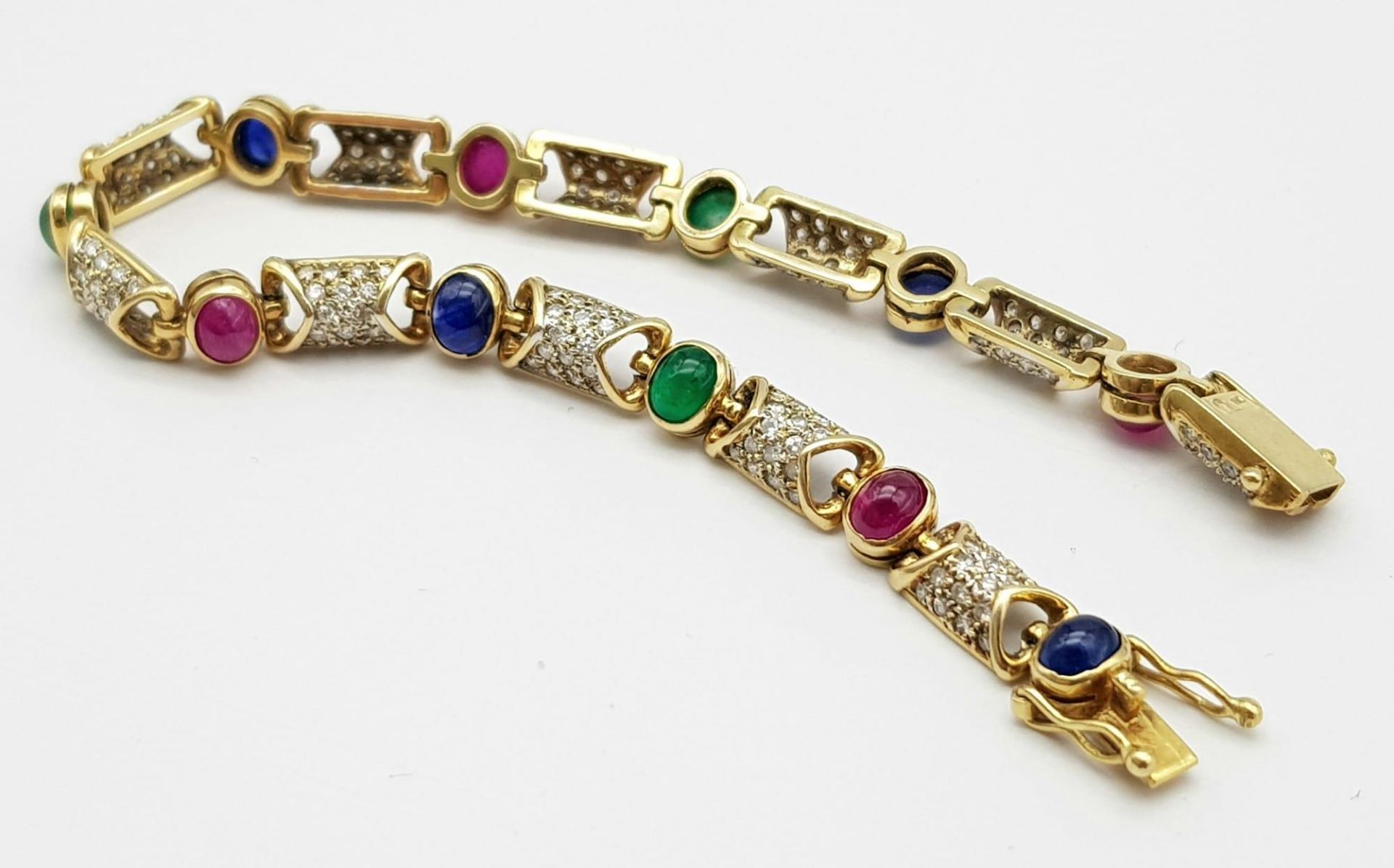 A GORGEOUS 18K YELLOW GOLD DIAMOND, SAPPHIRE, RUBY & EMERALD SET BRACELET. 1.50CTW OF ENCRUSTED - Image 4 of 6