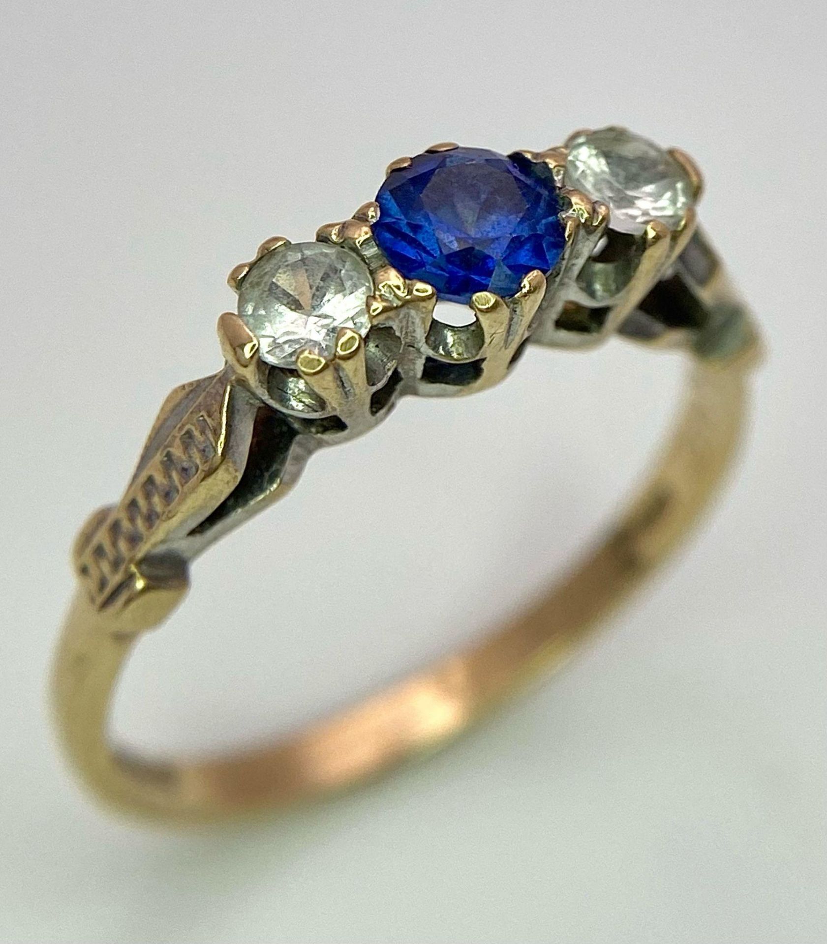 A 9K GOLD DIAMOND AND SAPPHIRE RING . 2.1gms size N - Bild 2 aus 6