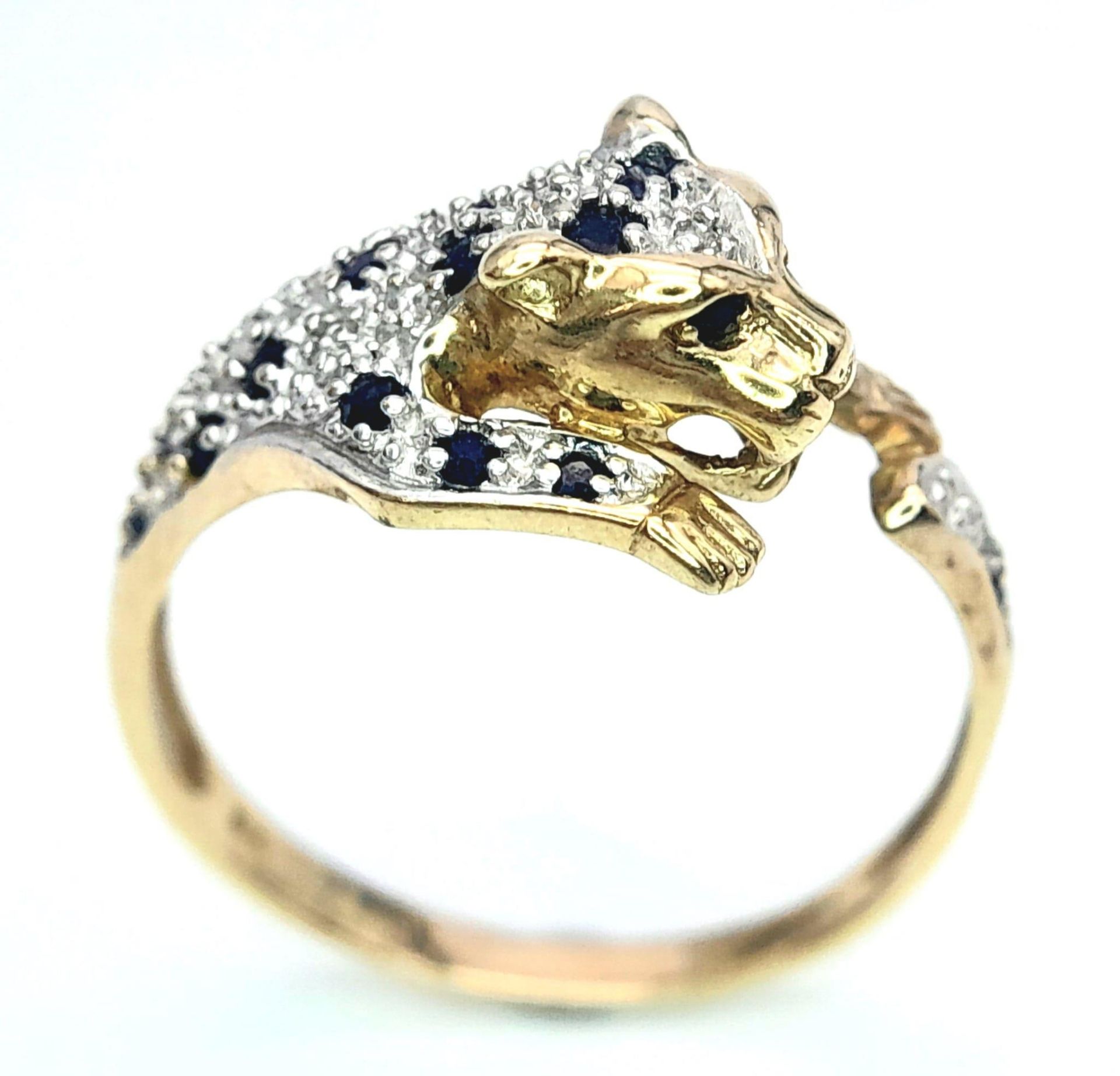 A 9K YELLOW GOLD DIAMOND & SAPPHIRE SET PANTHER RING. 3.2G. SIZE U - Image 5 of 6