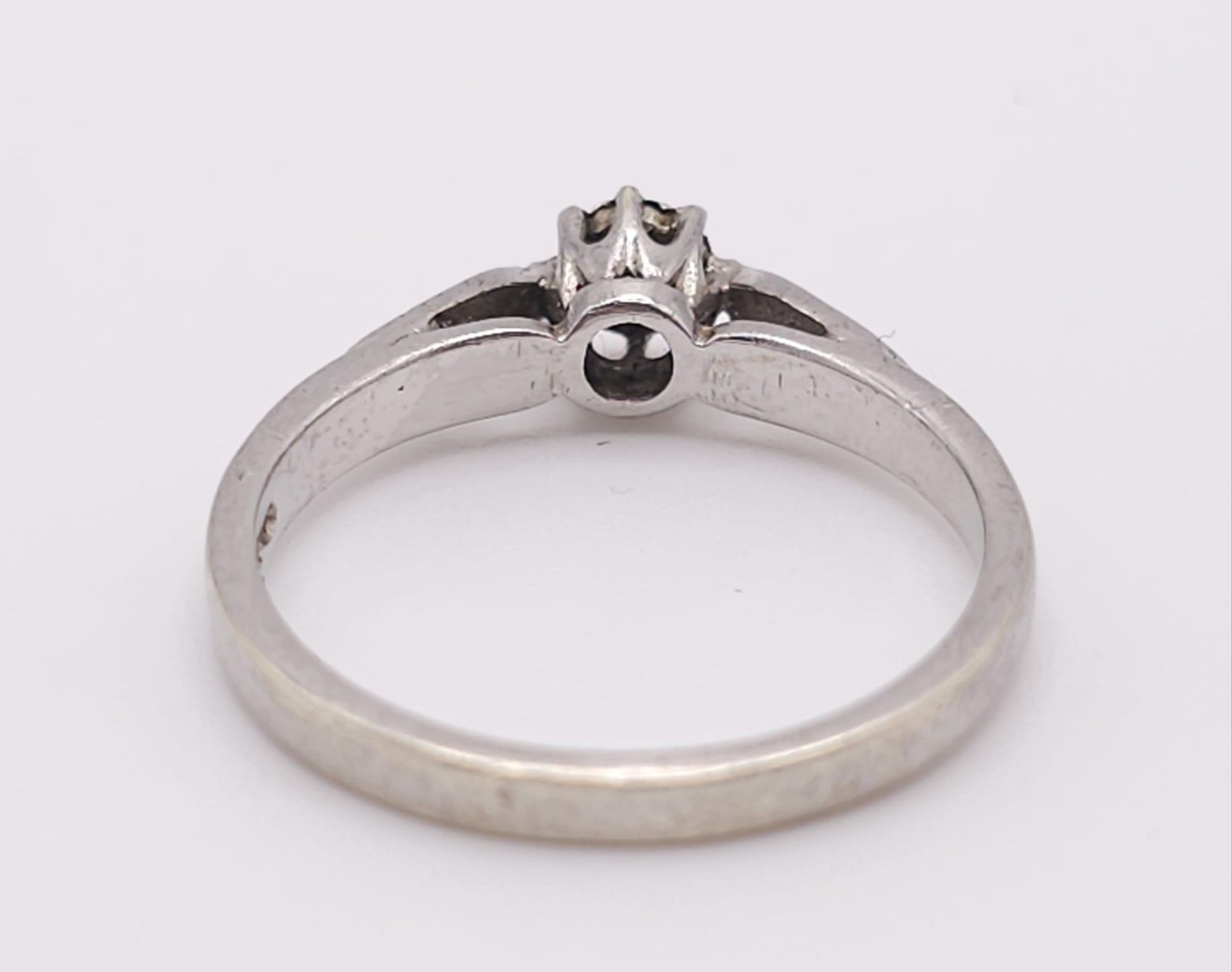 9K WHITE GOLD DIAMOND RING, WEIGHT 2.4G SIZE M - Bild 6 aus 10