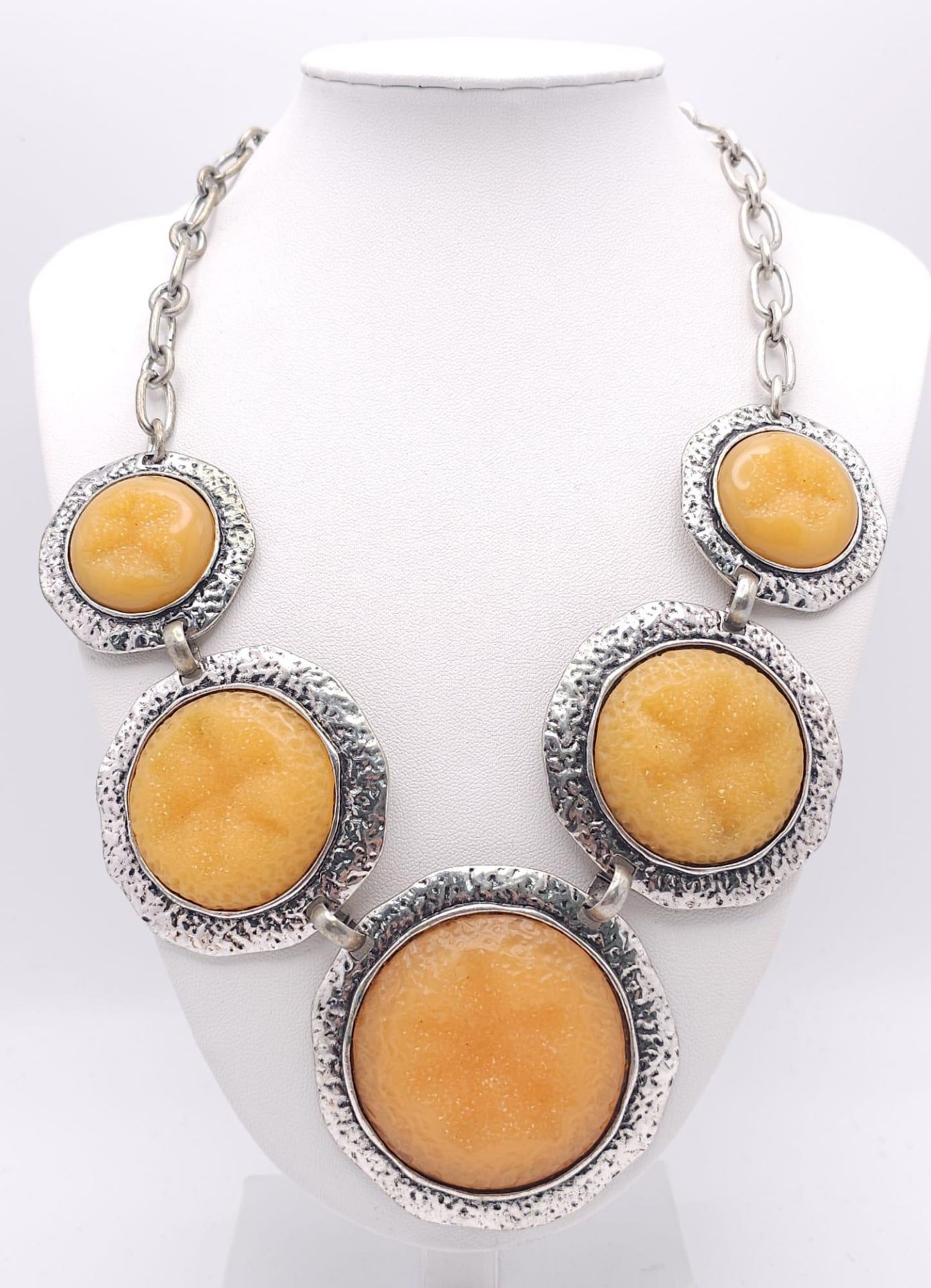 An Egg Yolk Amber Resin Necklace and Earrings Set. 46cm necklace. earrings - 5cm. - Image 8 of 13