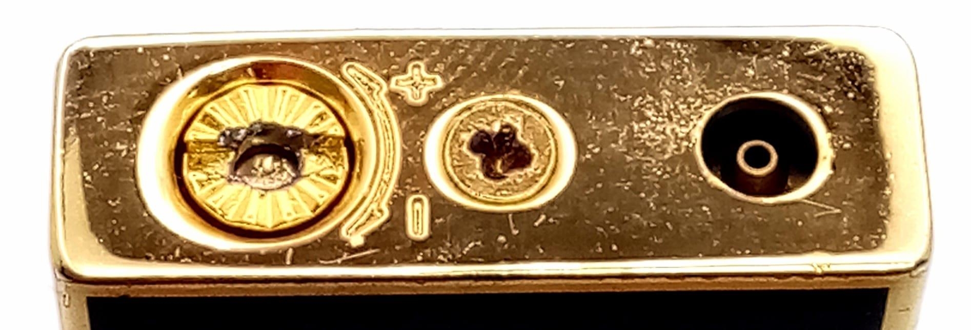 A very elegant Yves Saint Laurent gold plated and black enamelled lighter, dimensions: 63 x 26 x - Image 4 of 5