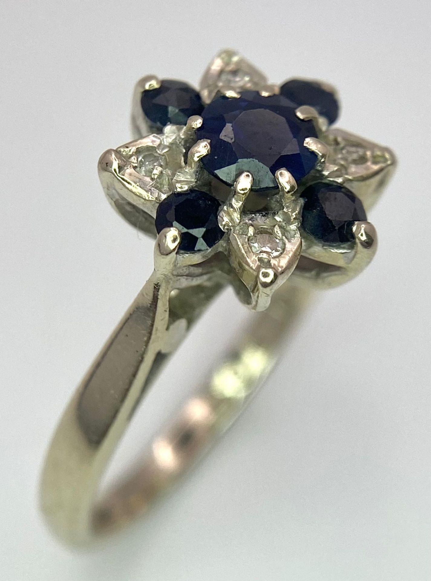 An 18 K white gold ring with a cluster of diamonds and dark blue sapphires. Size: M, weight: 4 g. - Image 2 of 6