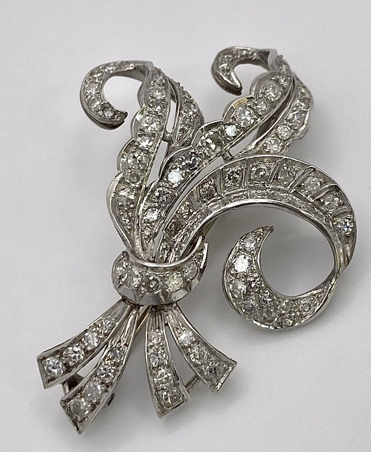 A Vintage Style Platinum and Diamond Elaborate Bow Brooch. 2.2ctw of encrusted diamonds. 10.7g total - Bild 2 aus 7