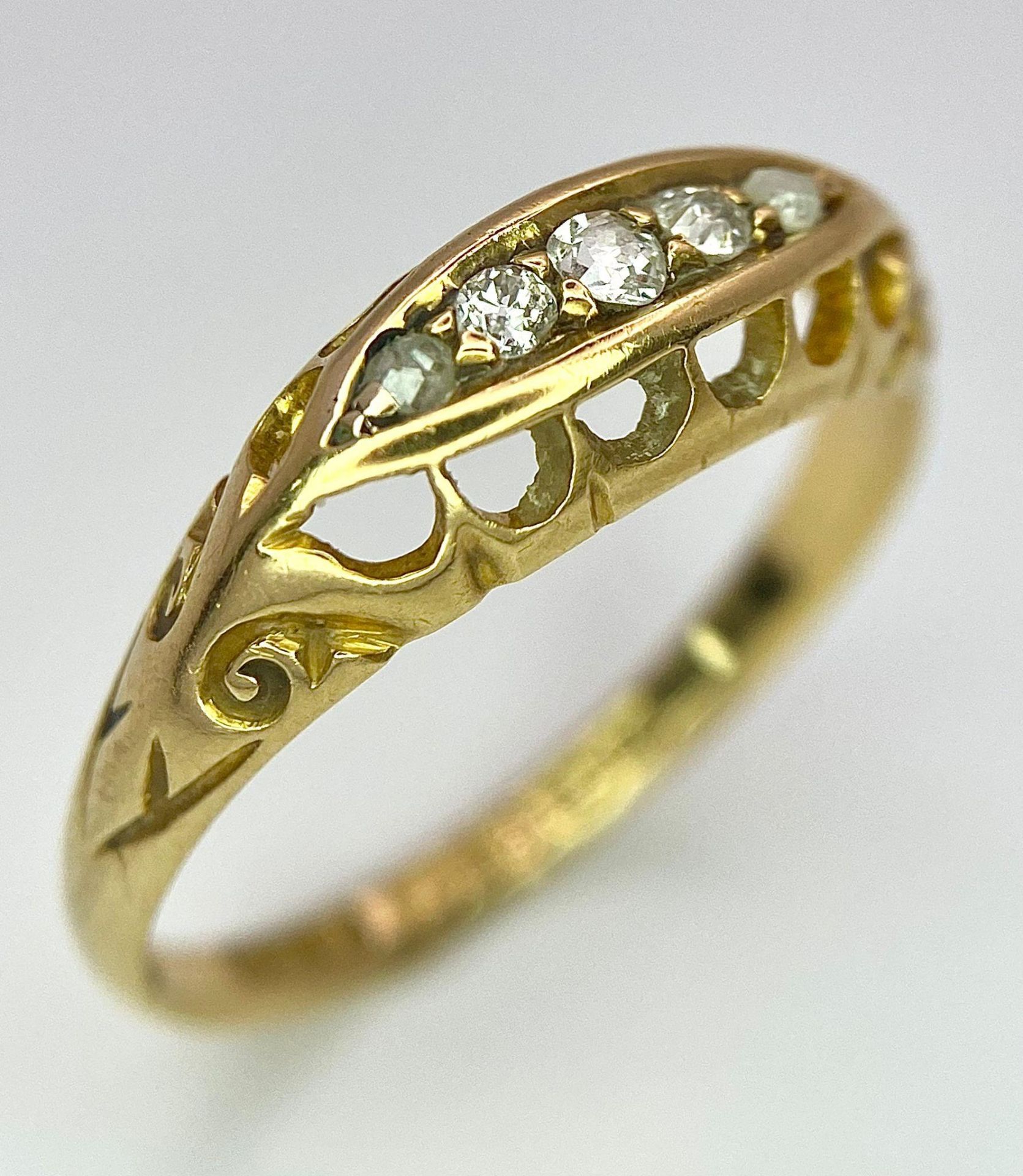 A Vintage 18K Yellow Gold Five Stone Diamond Ring. Full UK hallmarks. Size P. 2.5g total weight. - Bild 3 aus 8