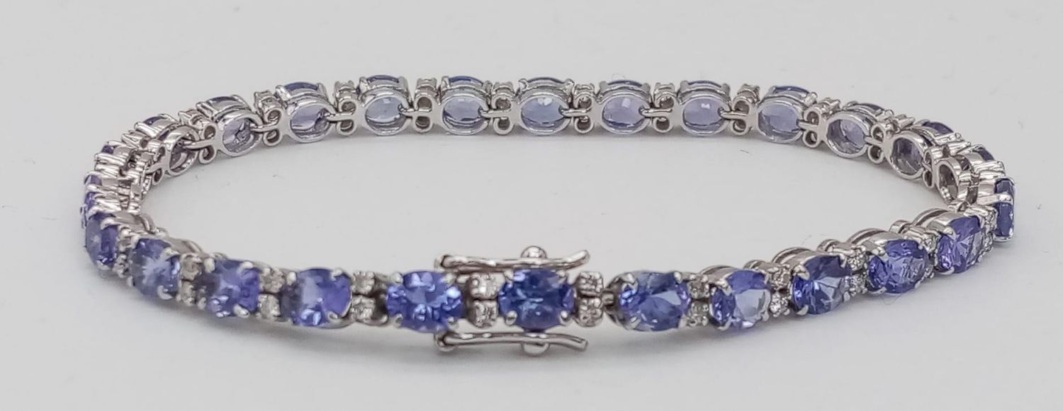 A spectacular 18 K white gold bracelet with oval cut tanzanite gems and round cut diamonds. - Image 5 of 16