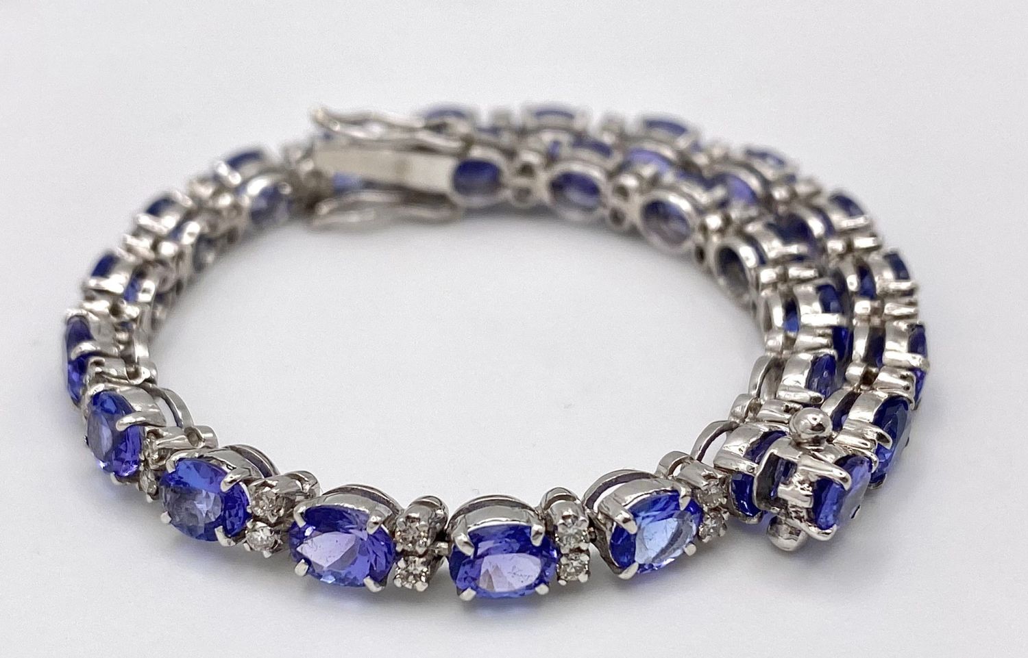 A spectacular 18 K white gold bracelet with oval cut tanzanite gems and round cut diamonds. - Image 7 of 16