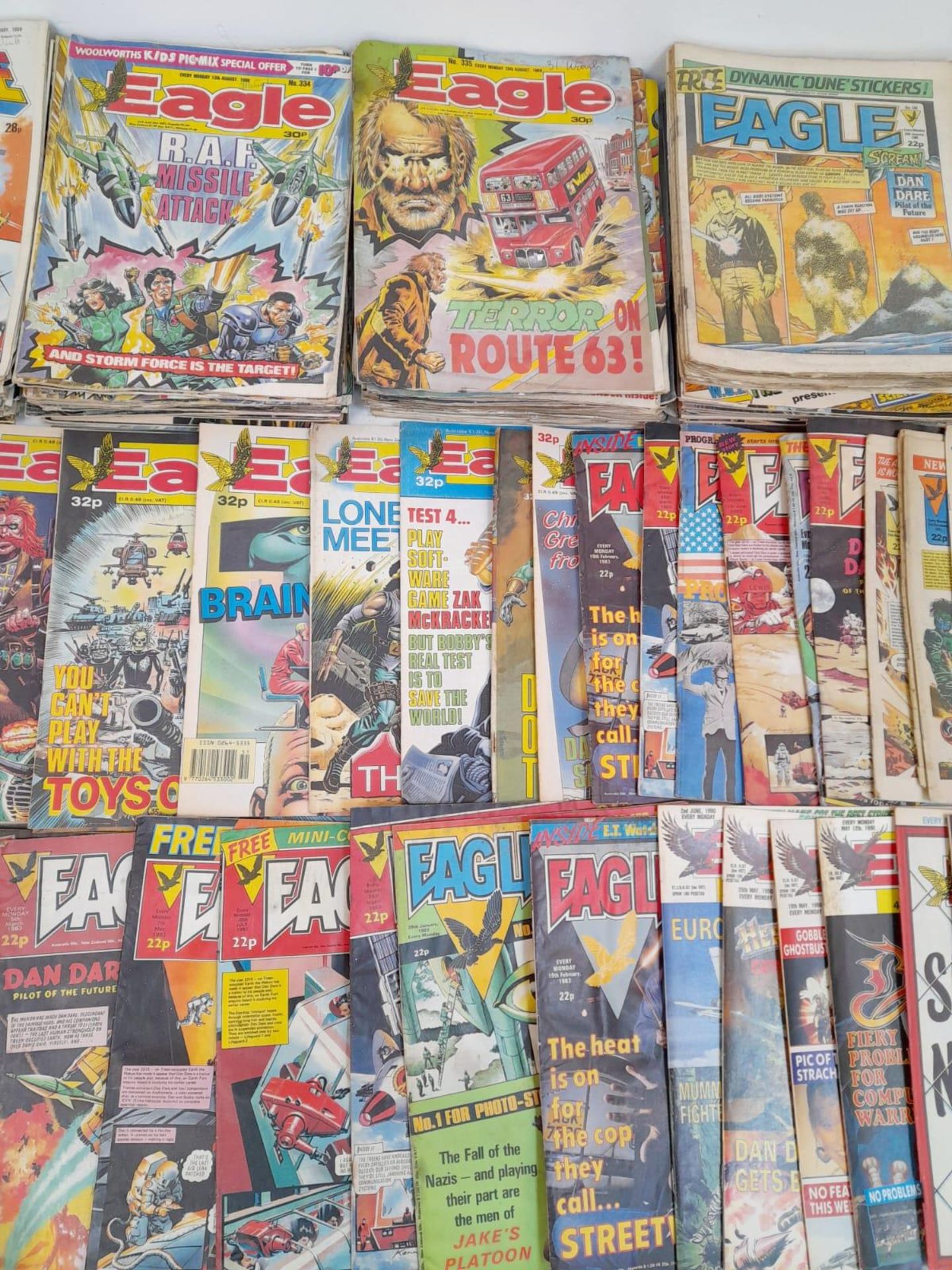 A Collection of Over 100 Vintage Eagle Comics. - Bild 5 aus 7