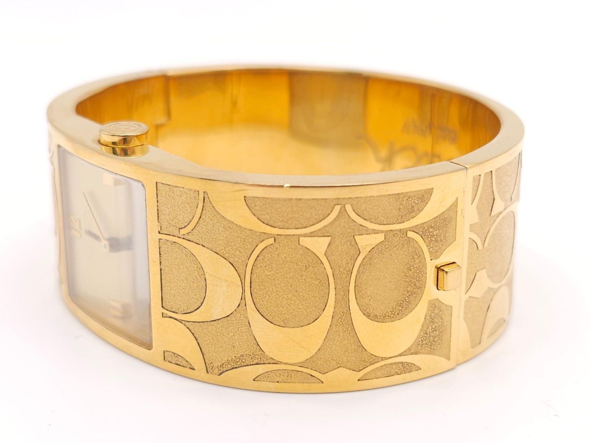 A CLIP BANGLE FASHION WATCH BY COACH , WITH QUARTZ MOVEMENT AND SQUARE GOLD TONE DIAL . COMES WITH - Bild 10 aus 24