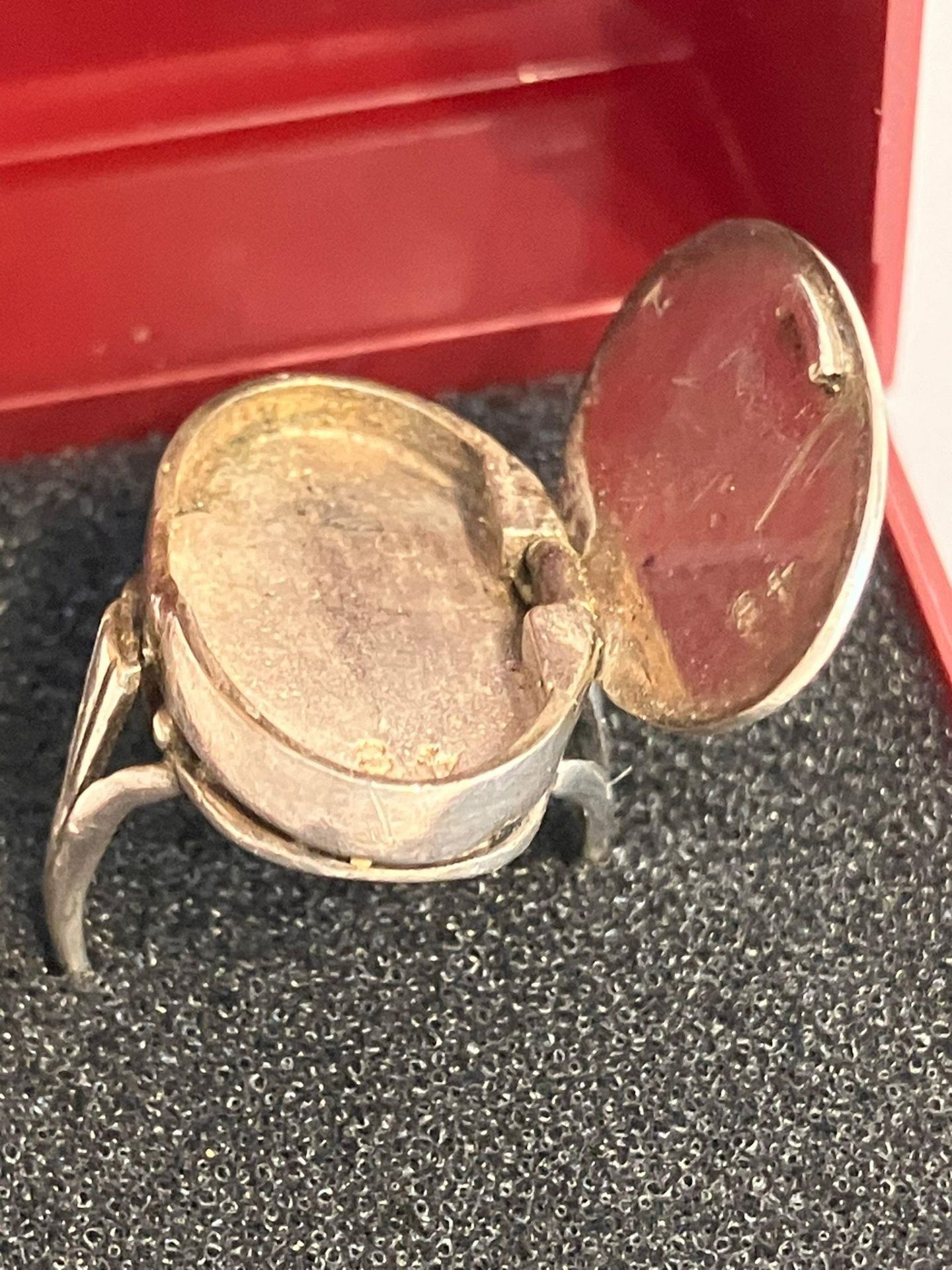 Antique SILVER ‘POISON’ RING. Having attractive scroll and leaf design. Top opens to reveal secret - Bild 4 aus 7