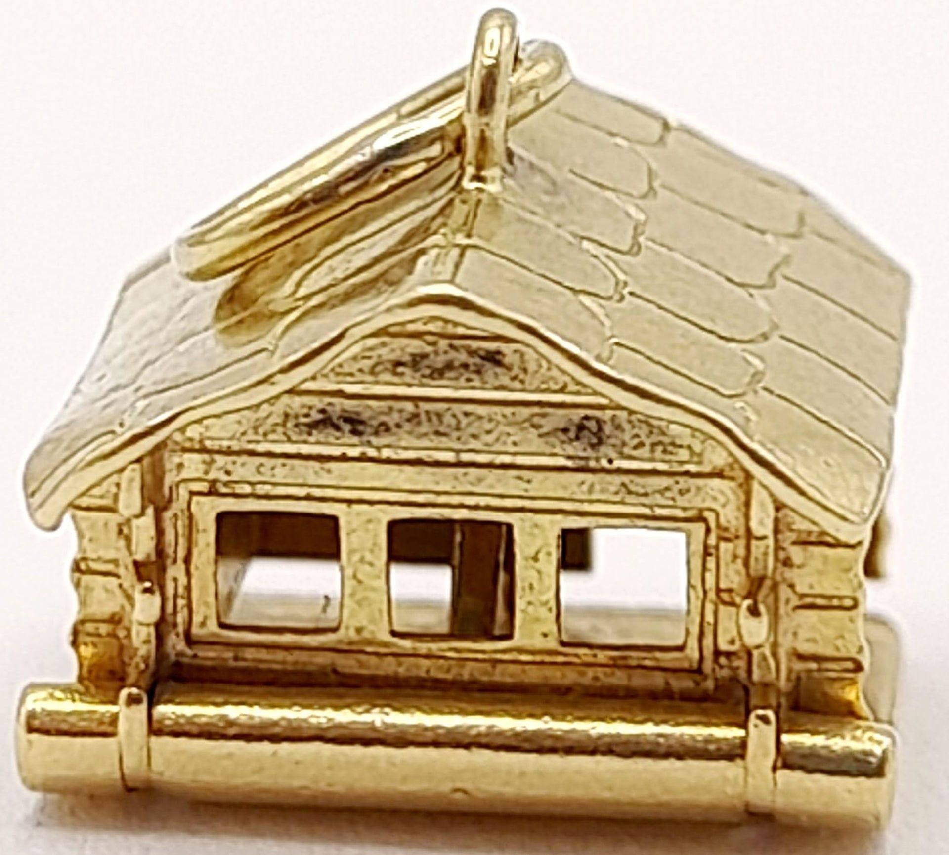 A 9K Yellow Gold Detached House! Pendant/Charm. 2.9g - Image 4 of 11