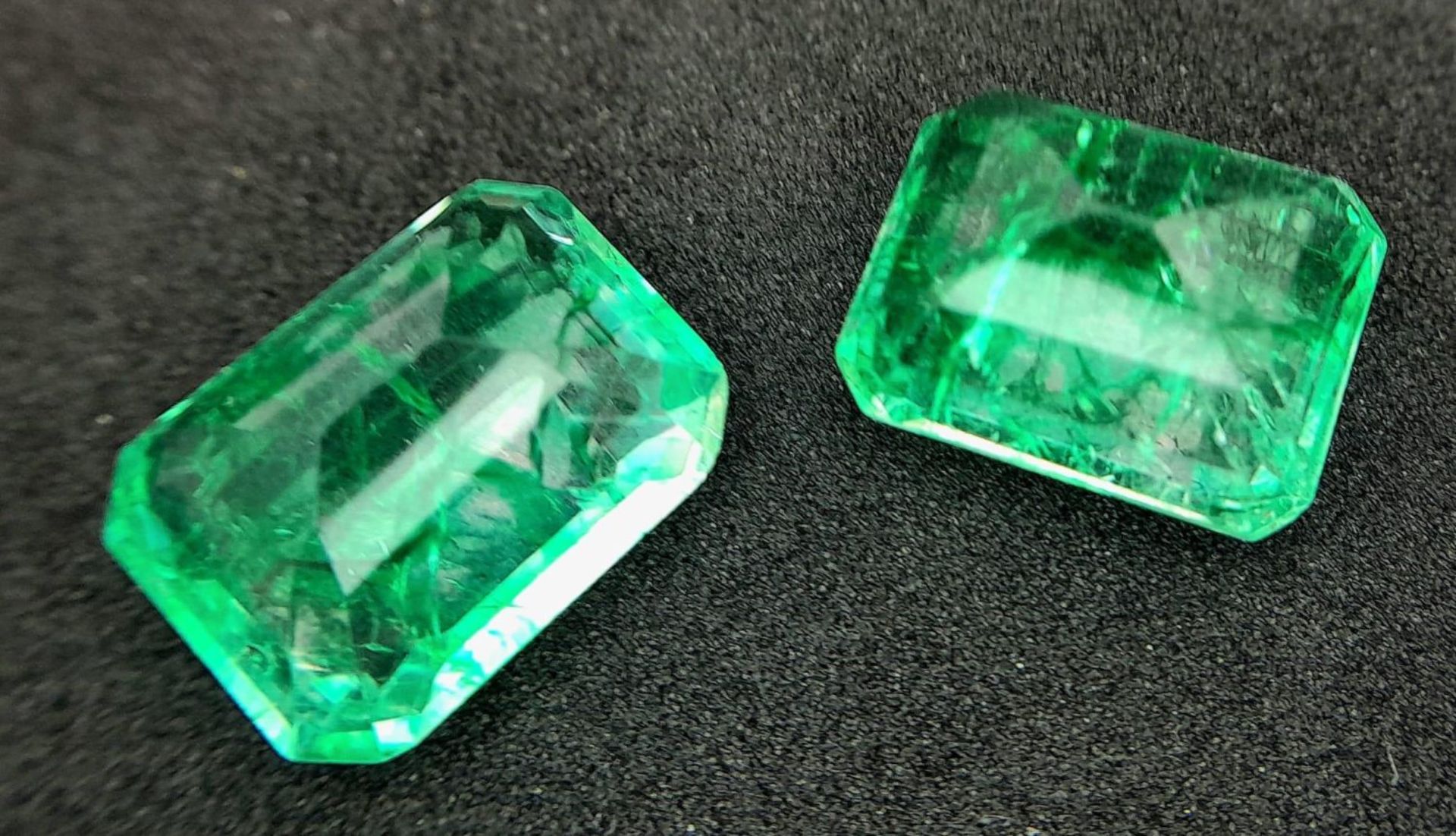 A very interesting pair of green quartz, emerald cut. Dimensions: 14 x 10 x 8mm, weight: 8 carats - Image 5 of 8