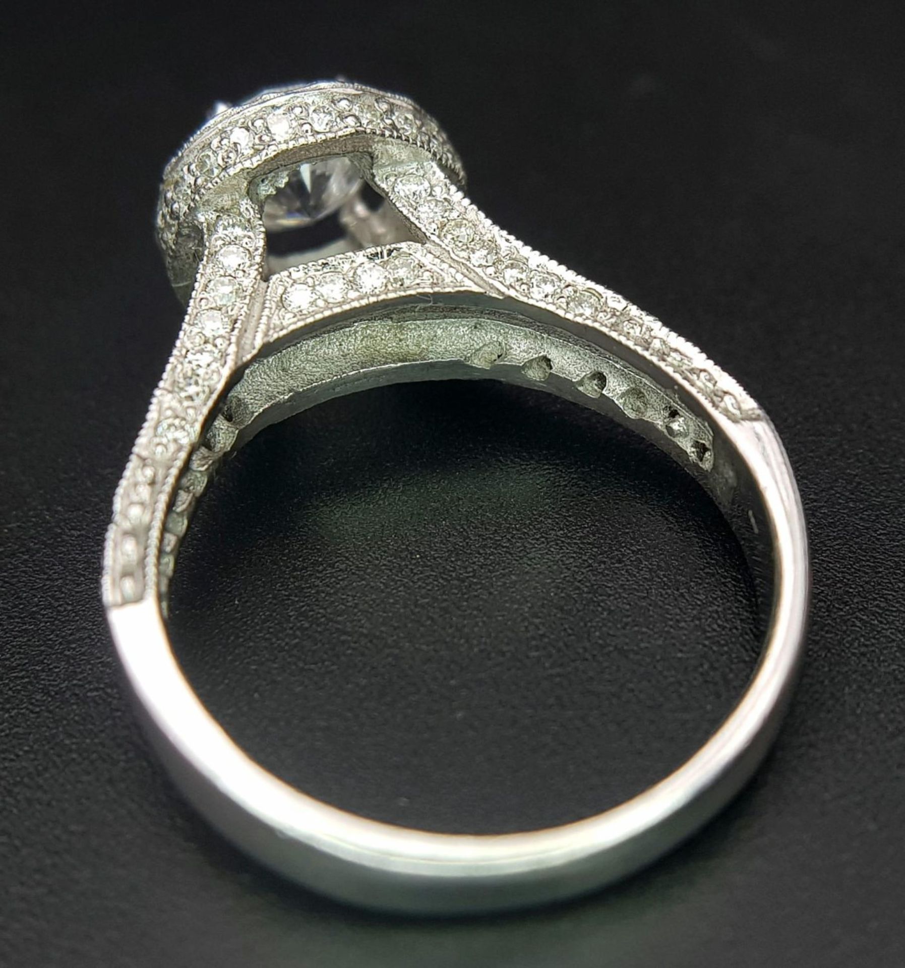 An 18 K white gold ring with a brilliant cut diamond (1.01 carats) surrounded by diamonds on the top - Image 15 of 22