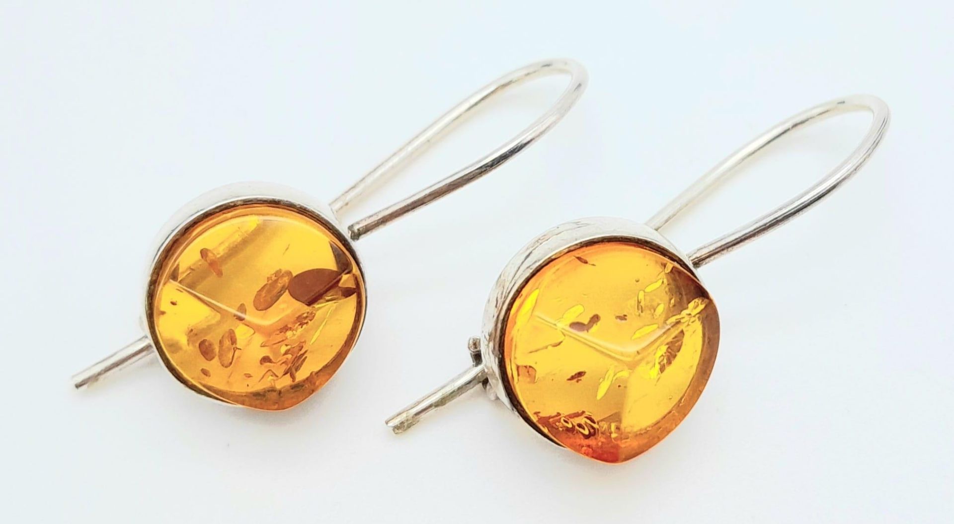 A matching set of 925 silver Amber jewellery include a pair of earrings and a pendant on silver - Bild 8 aus 13