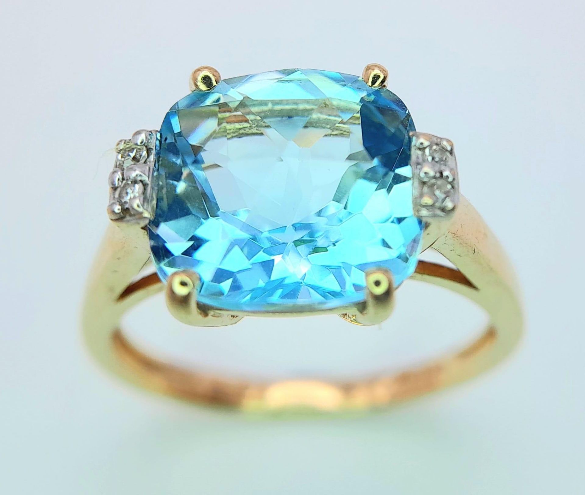 A very attractive 14 K yellow gold ring with a large, cushion cut aquamarine and a pair of - Image 4 of 14