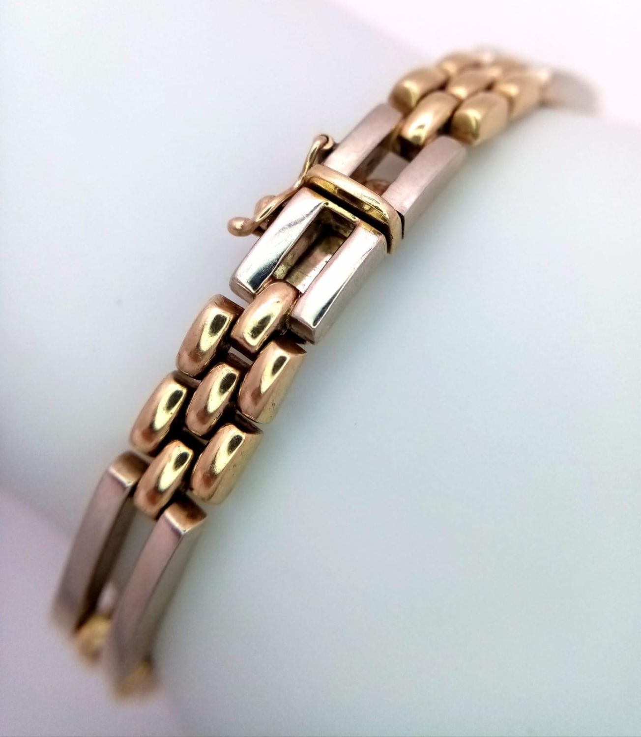 A Stylish Italian 9K Yellow Gold Geometric Bar Link Bracelet. 18cm length. 14g weight. - Image 2 of 4