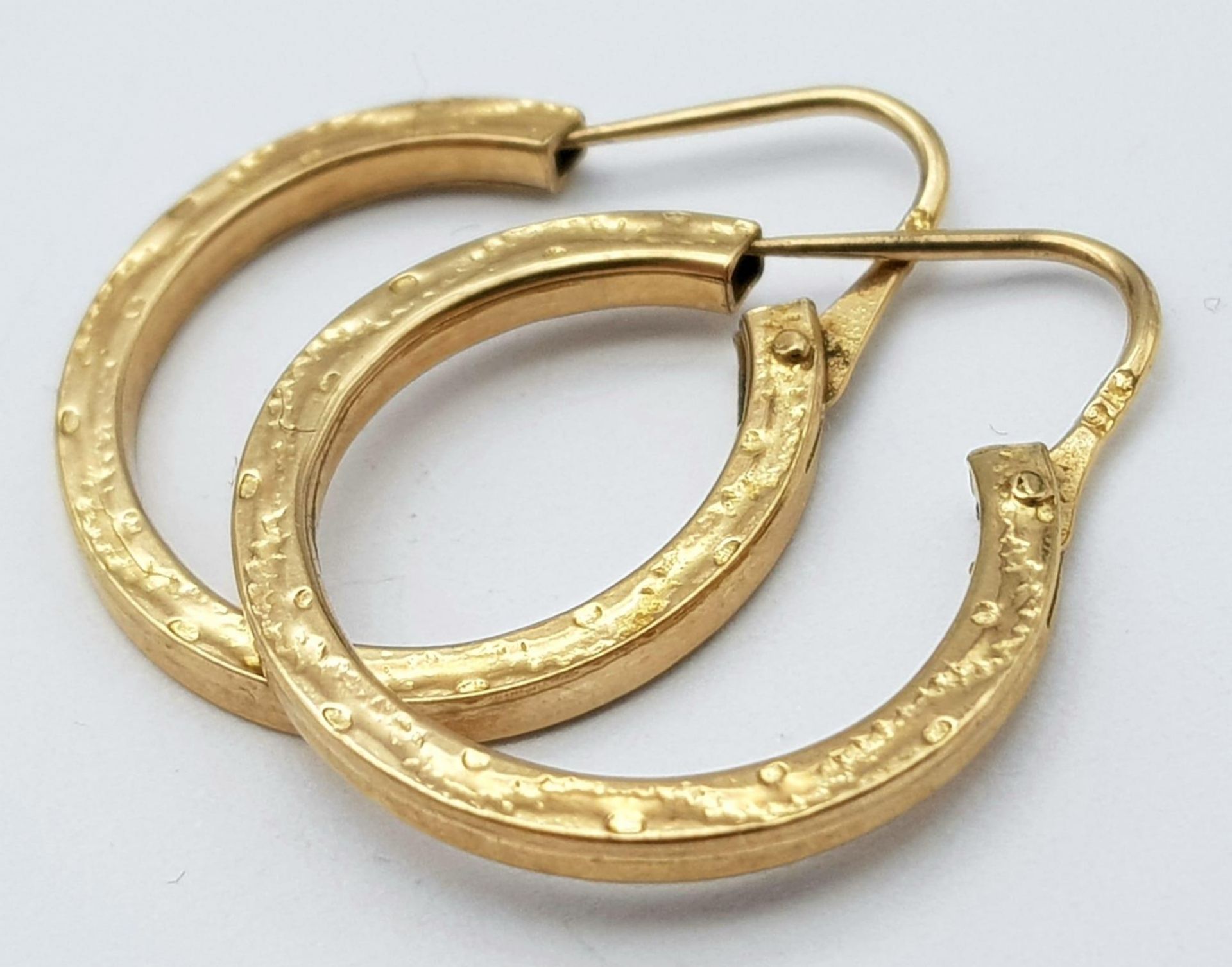 A Pair of 9K Yellow Gold Small Decorative Hoop Earrings. 1.92g weight. - Bild 3 aus 4